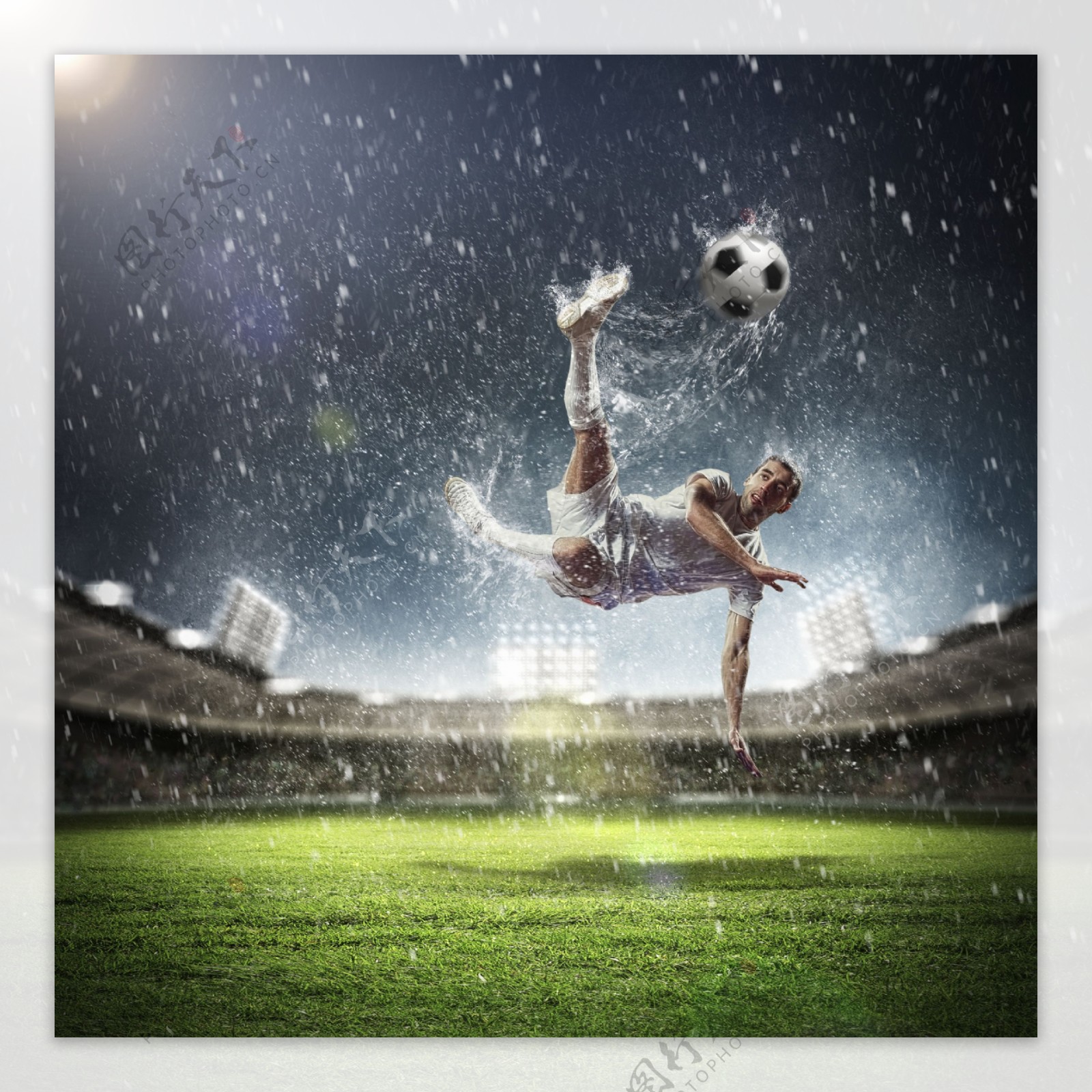 水花喷溅与足球运动员