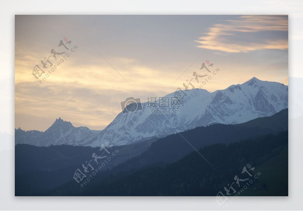 夕阳下的高山