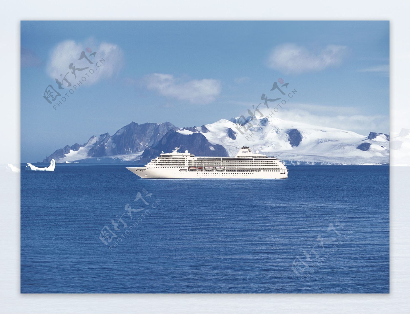 海上行驶的轮船冰山图片