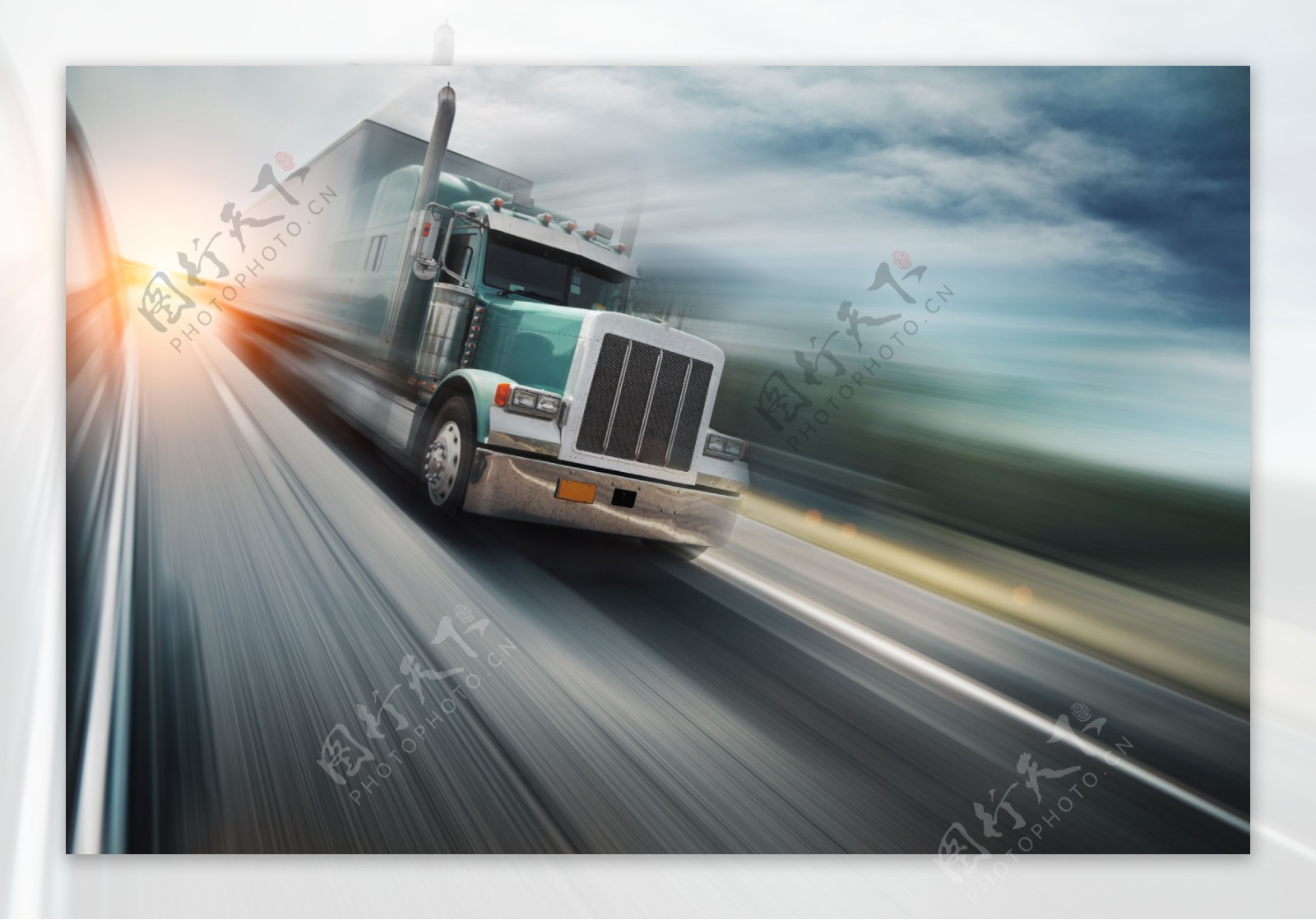 行驶在高速路上的货车图片