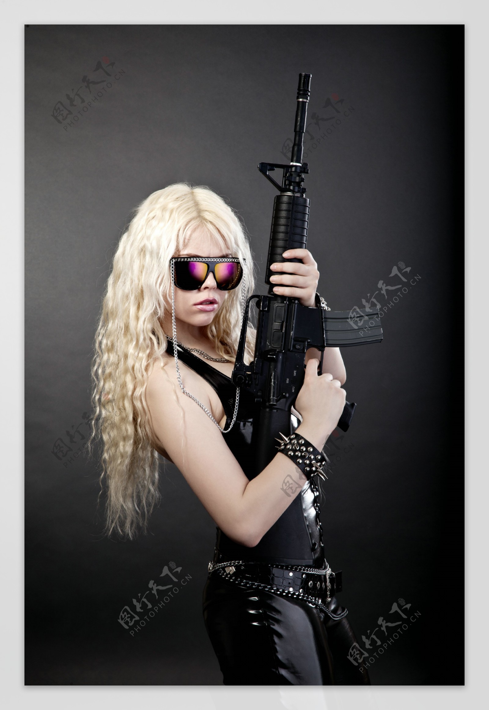 手拿冲锋枪的美女战士图片