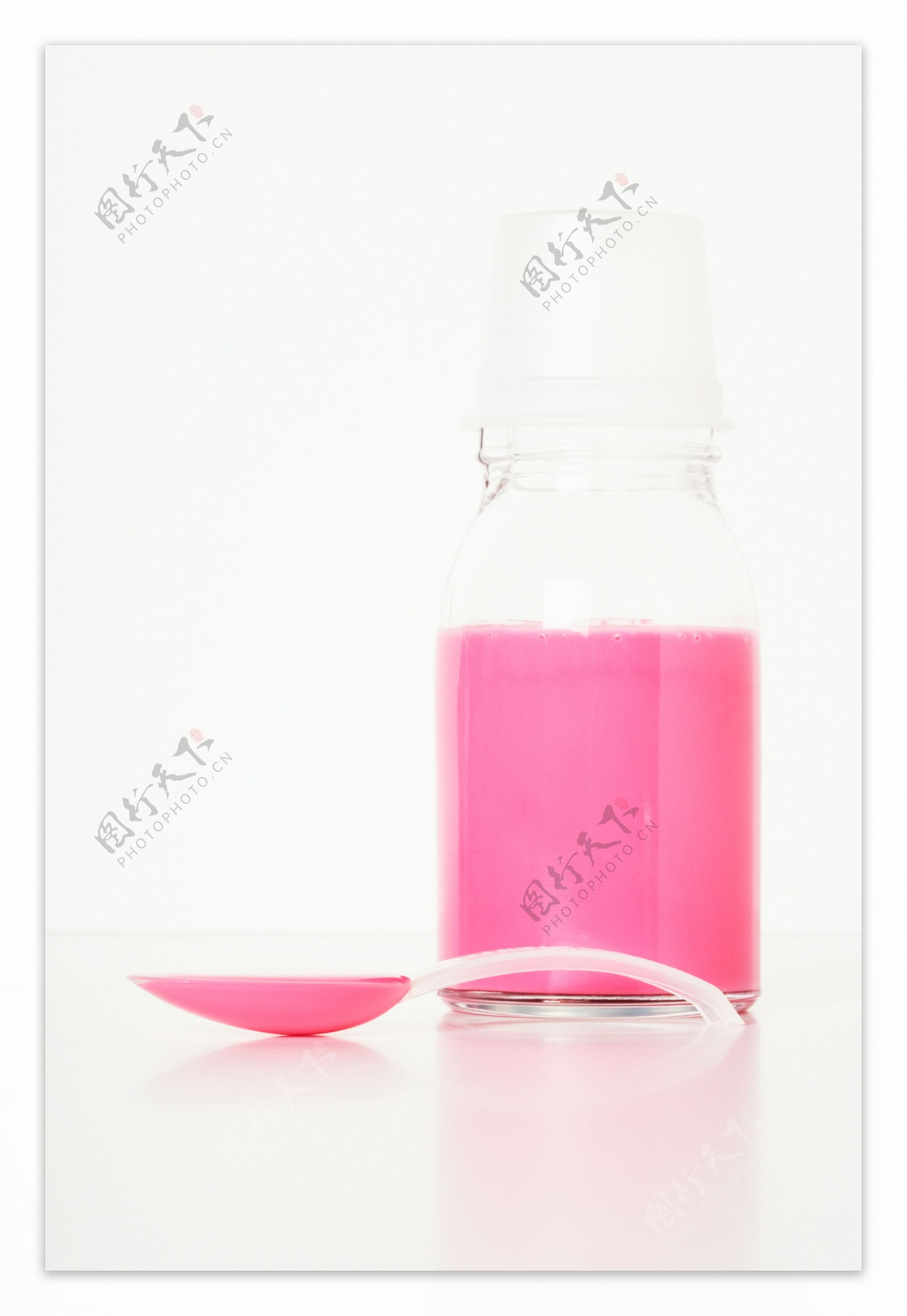 瓶子内的粉色试剂图片