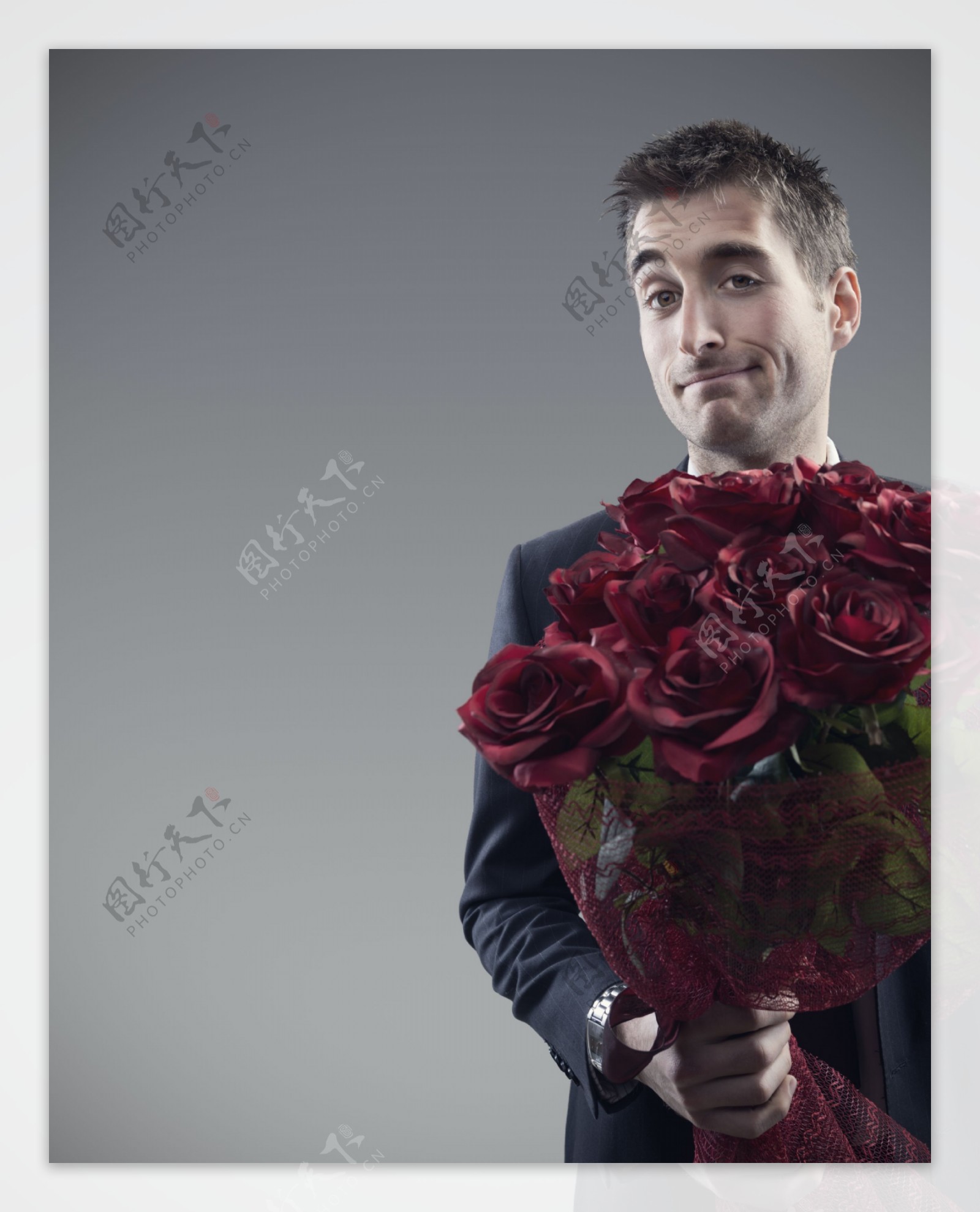 手拿玫瑰花的外国男人图片