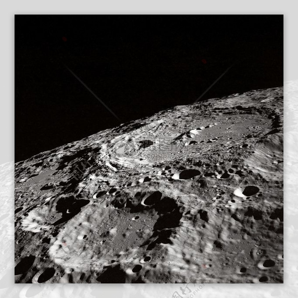 月球表面的黑白照片