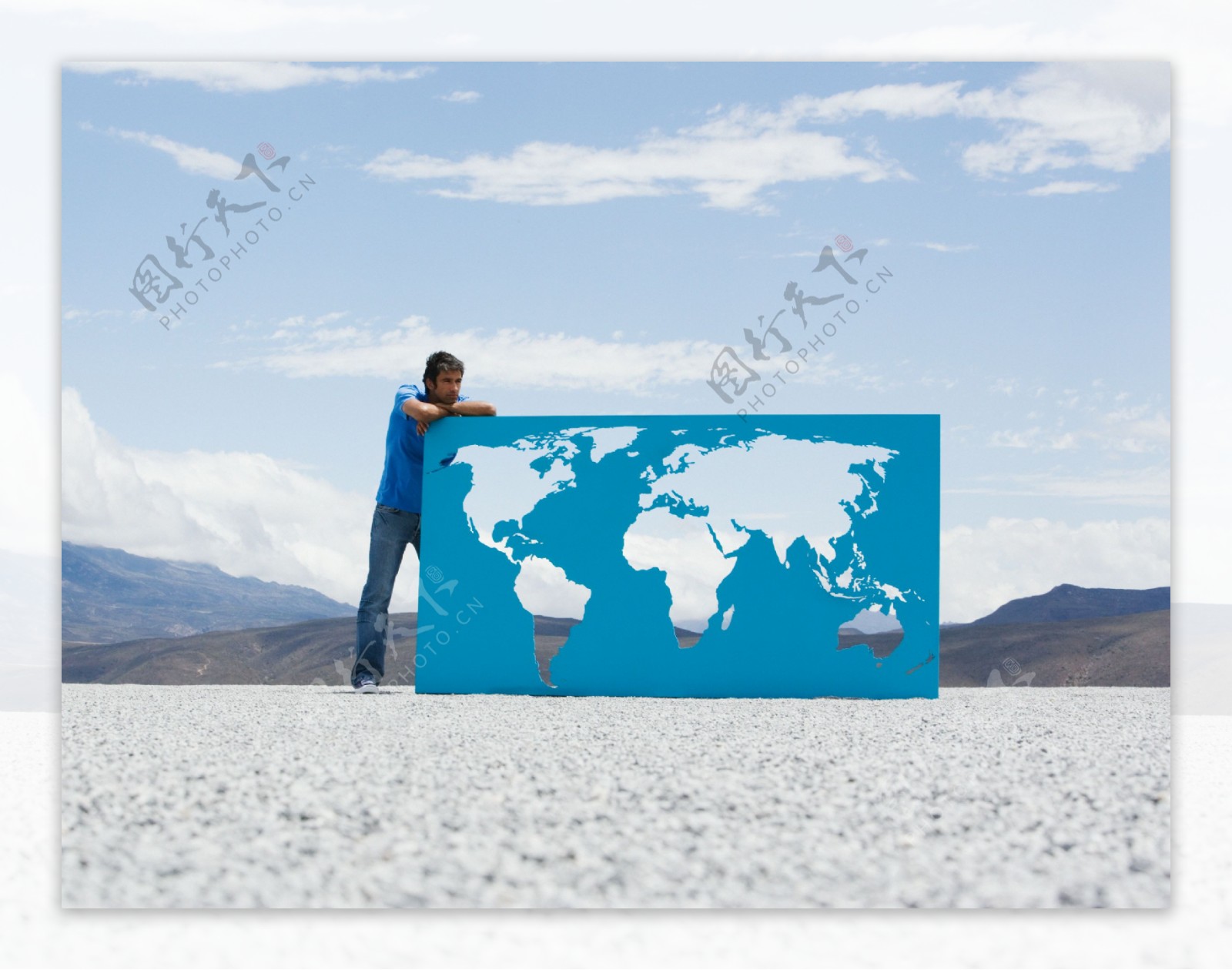 外国男人扶在镂空世界地图上图片
