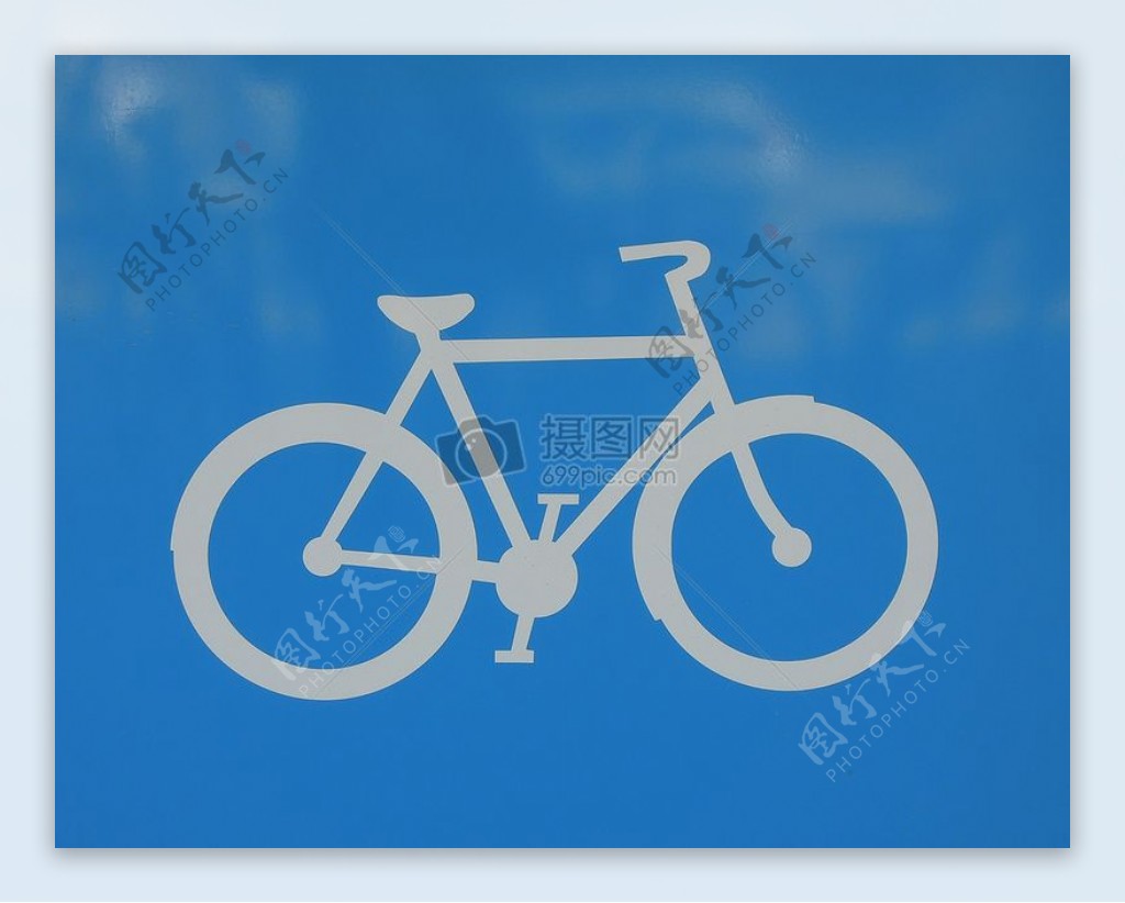 蓝色背景下的自行车