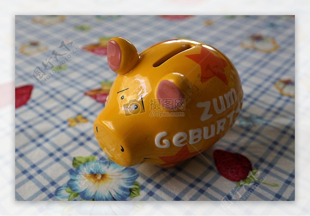 黄色的小猪存钱罐