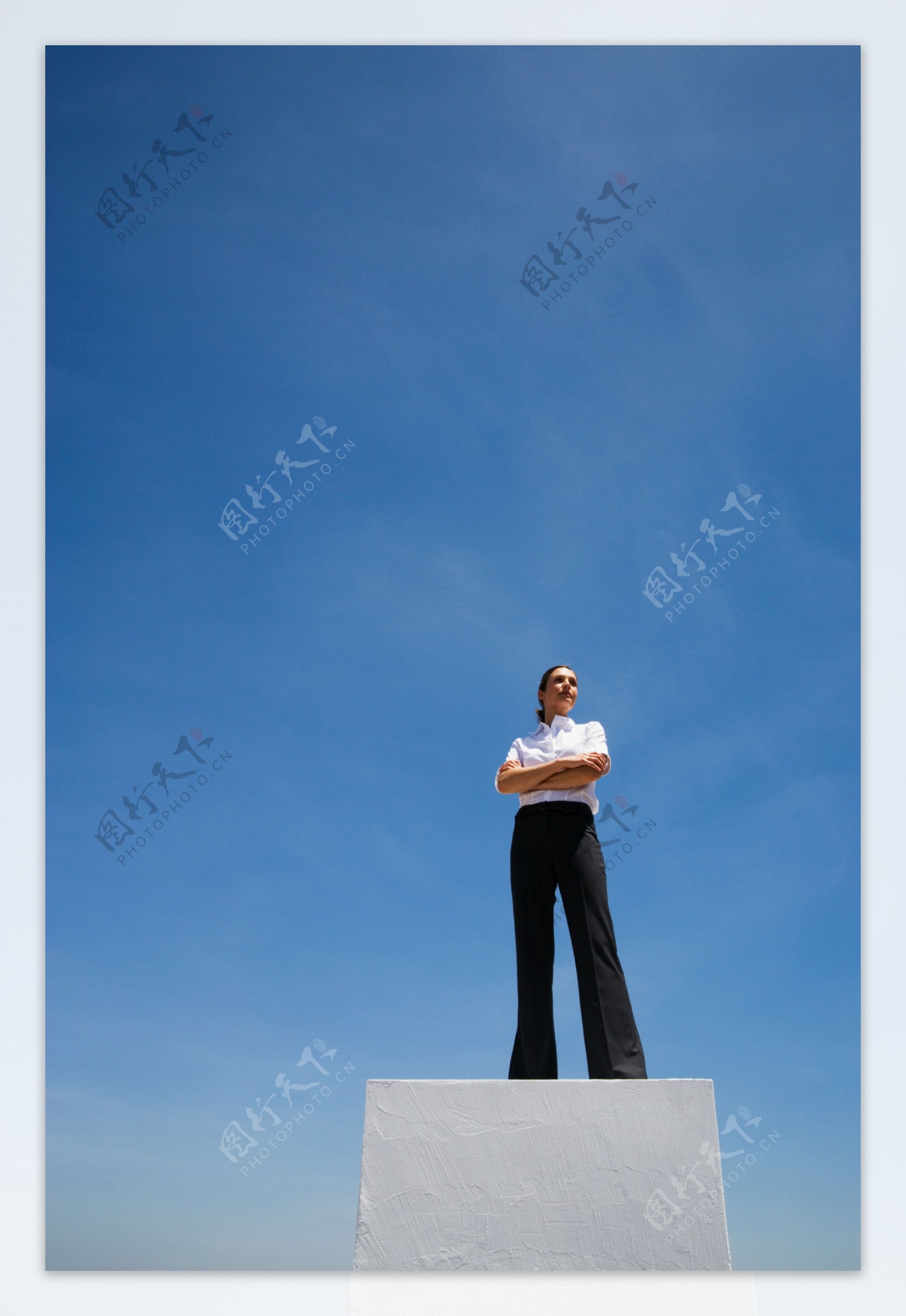 站在高处自信的女人图片