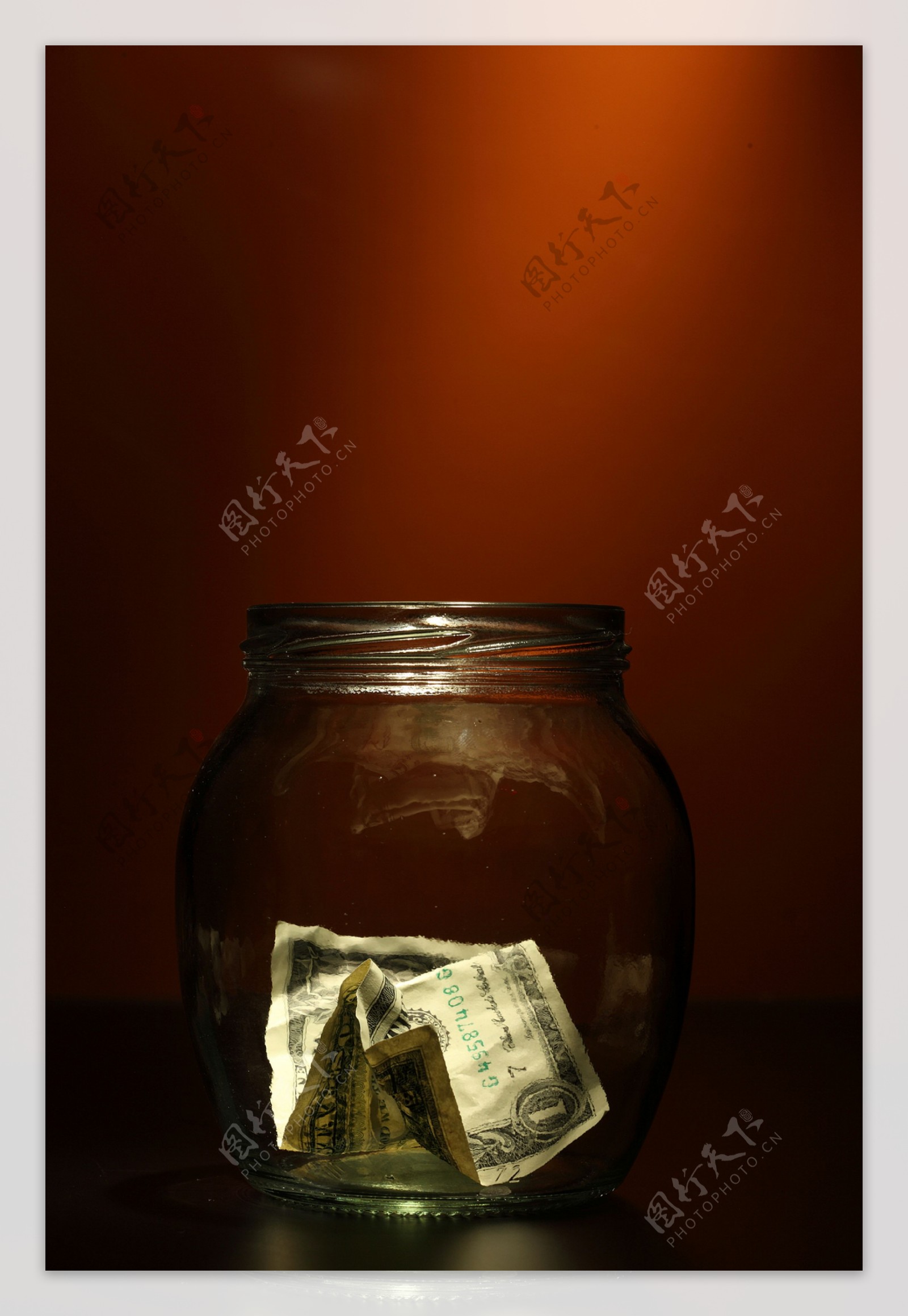 放在玻璃瓶的美元图片