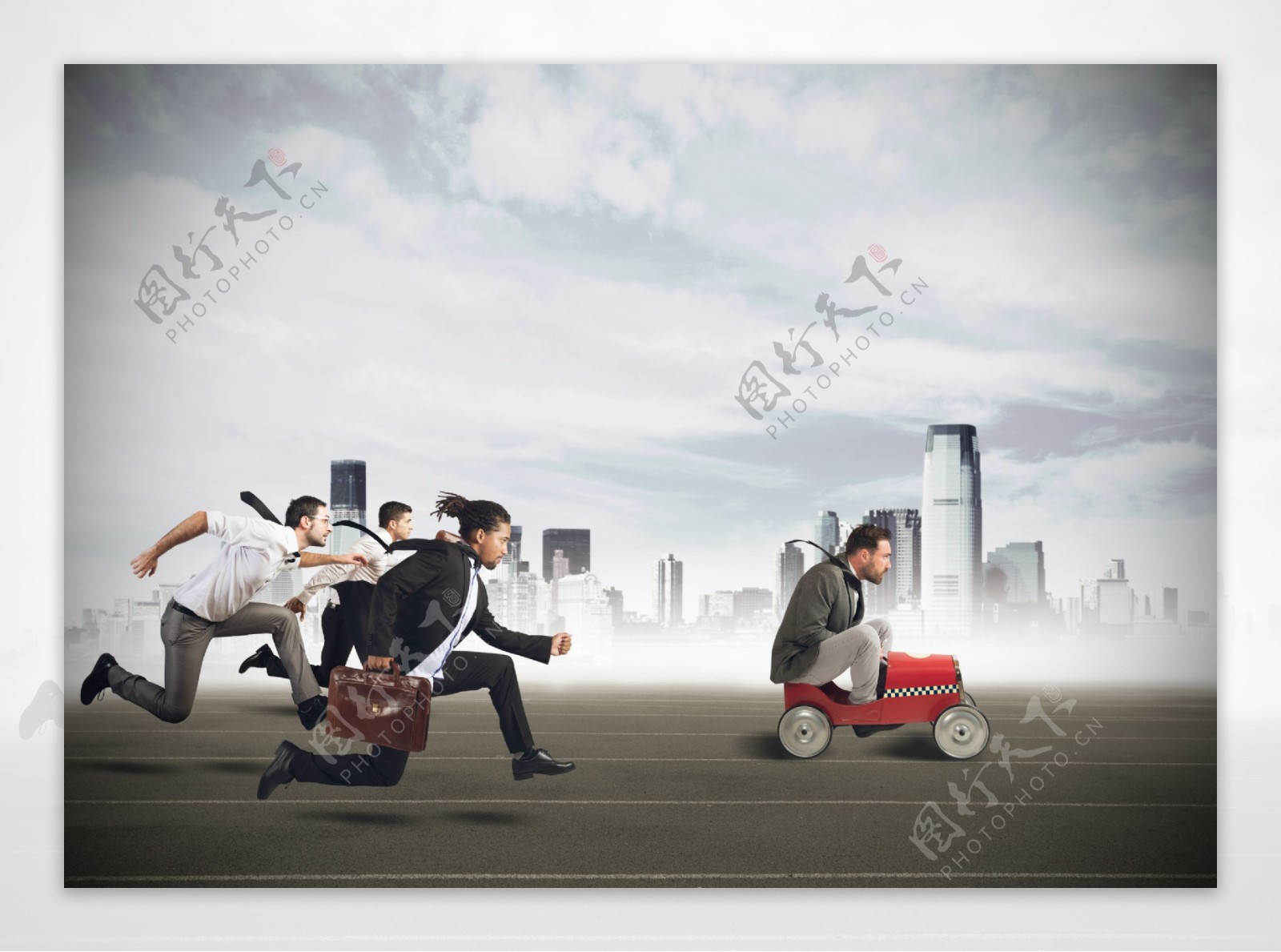 城市中奔跑的商务男人图片
