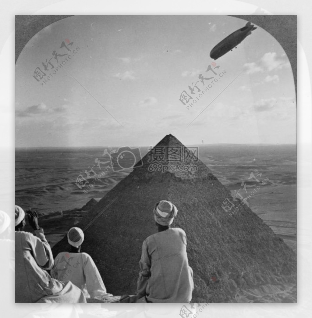 黑白照片下的金字塔