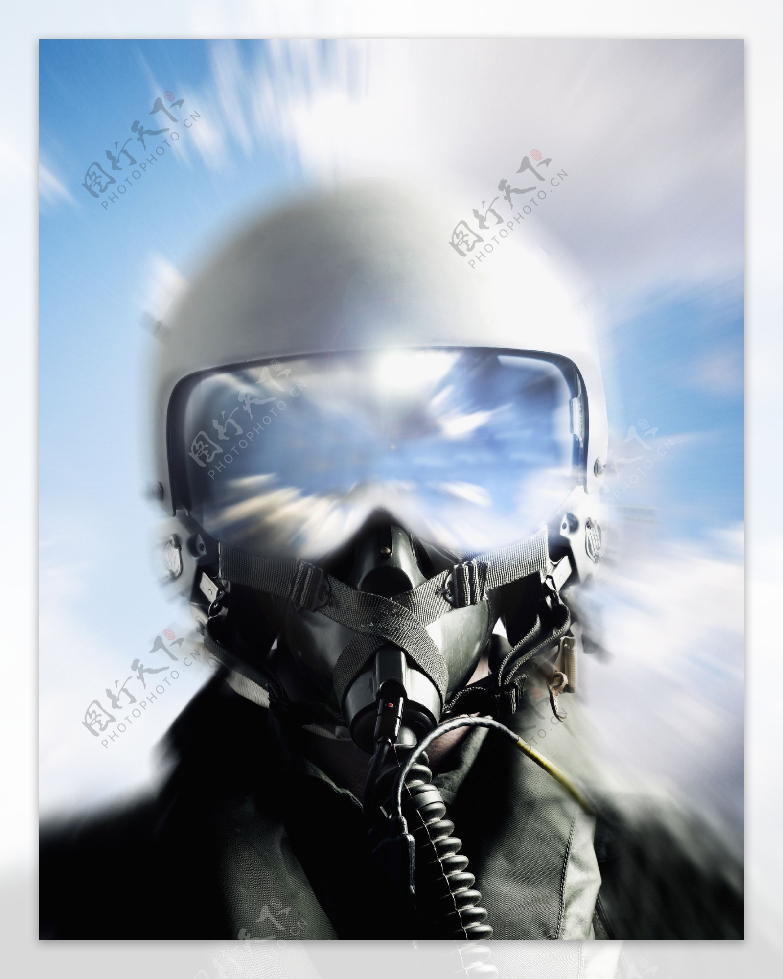 在战斗机上的飞机员图片
