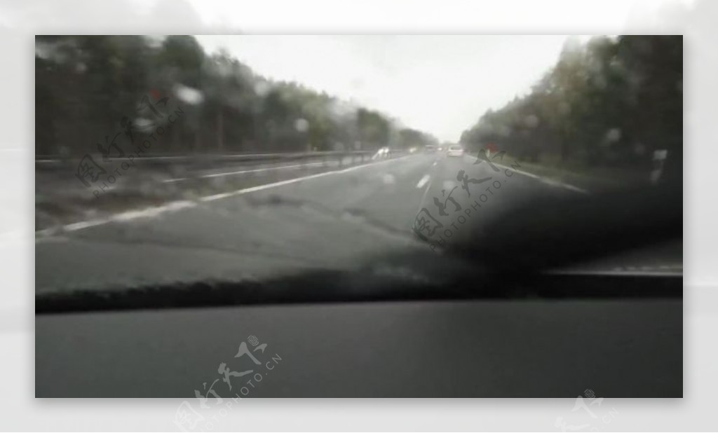 实拍马路驾车雨滴视频