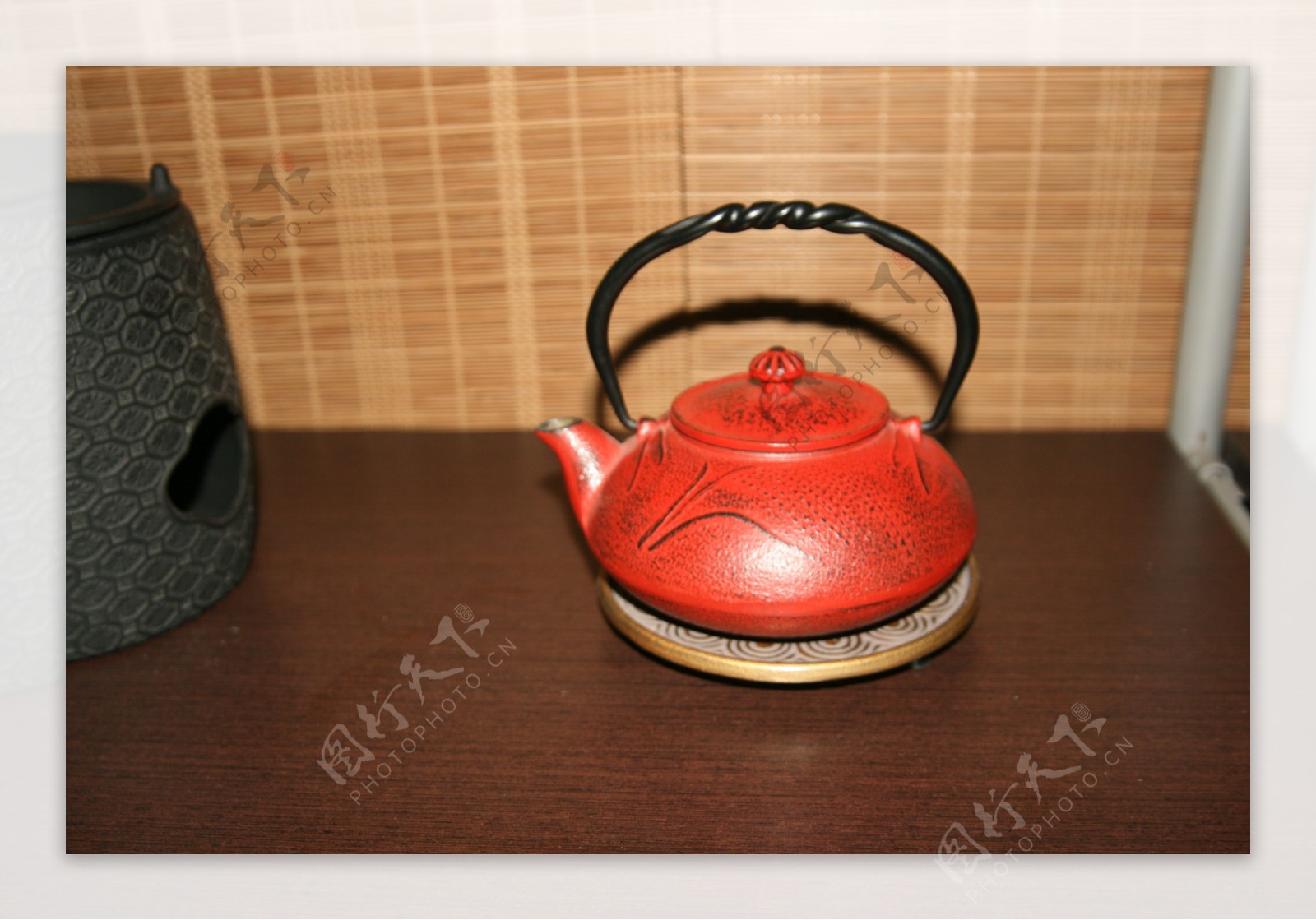 红色茶壶图片