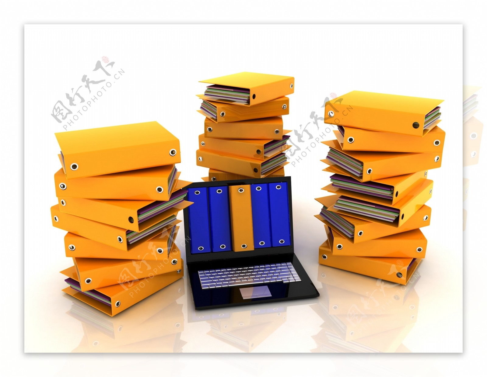 三摞黄色的文件夹和笔记本电脑图片
