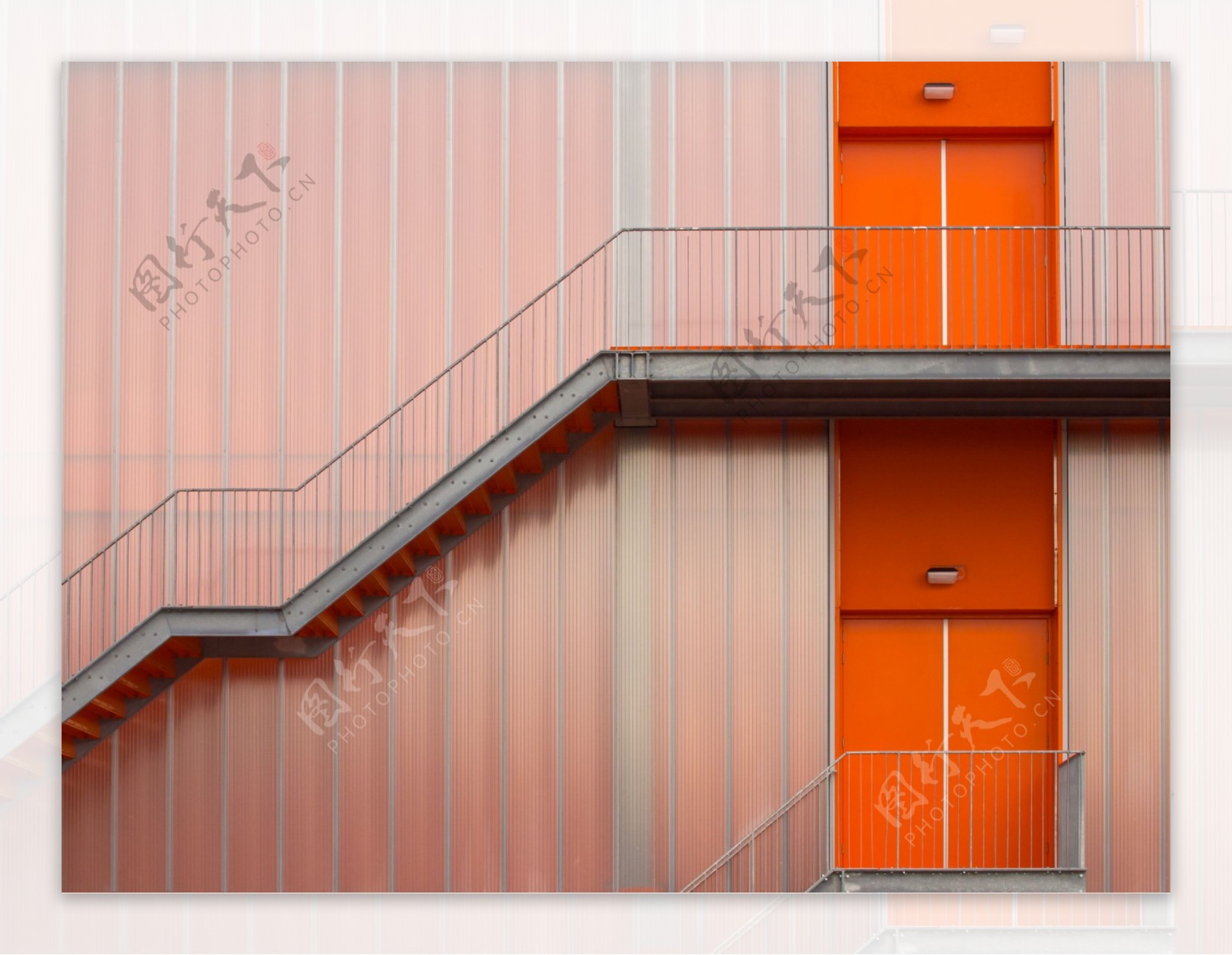 楼梯和橙色门图片