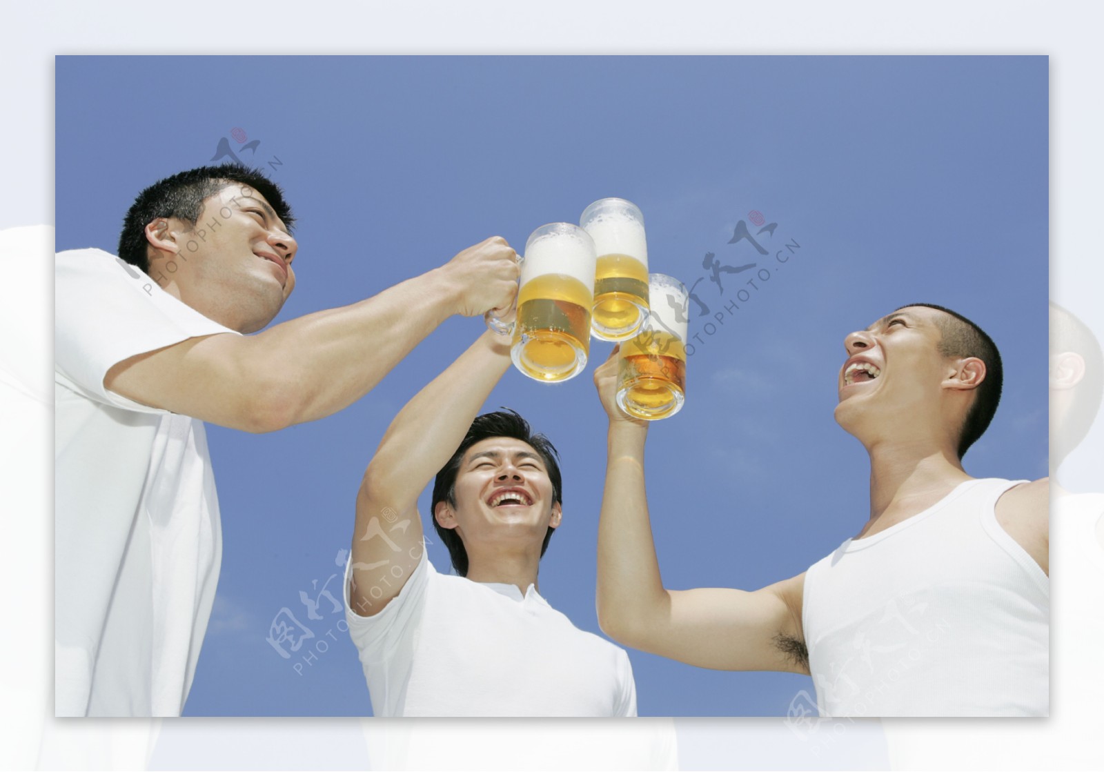 喝啤酒庆祝的男生图片