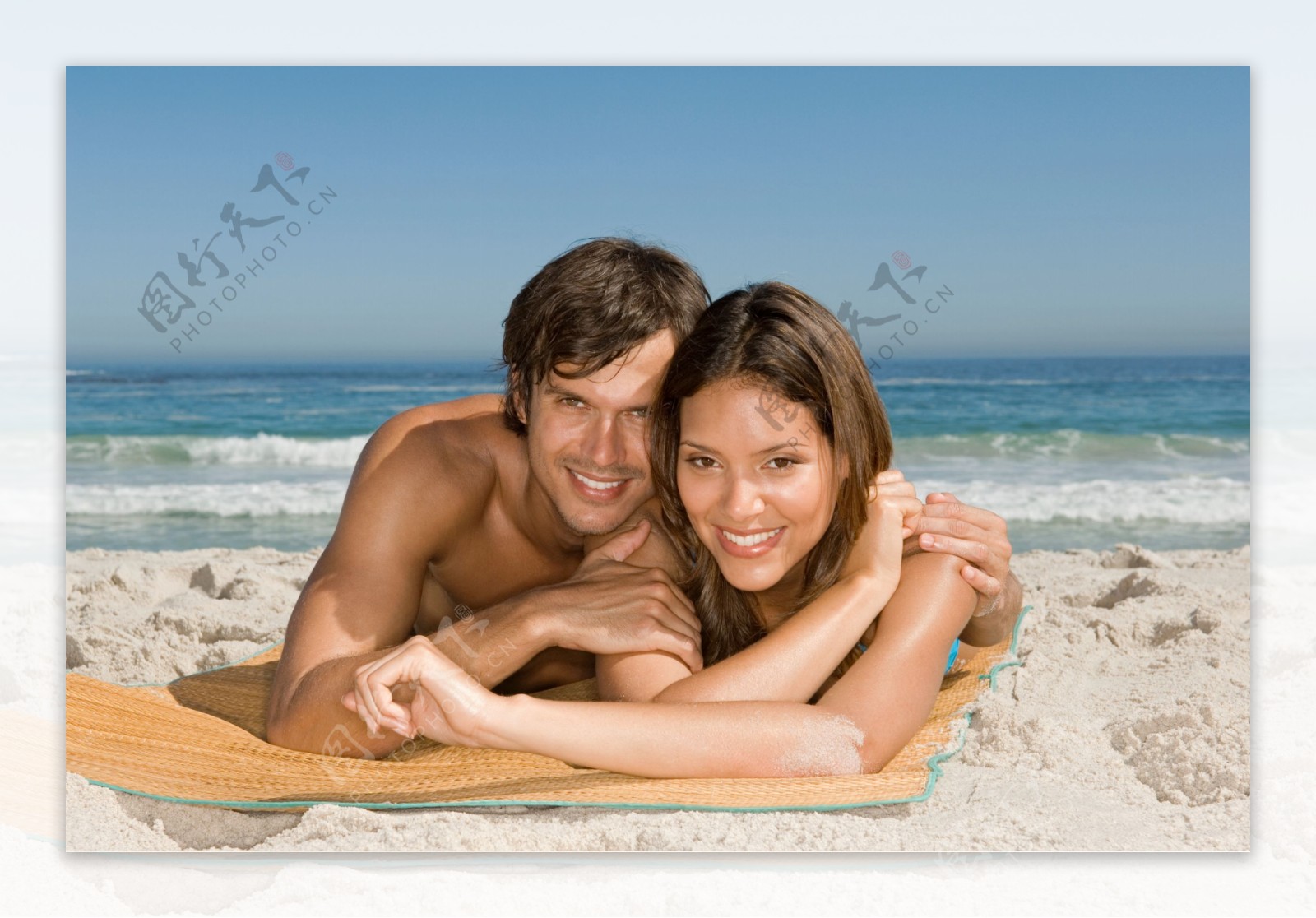 趴在沙滩上的情侣图片