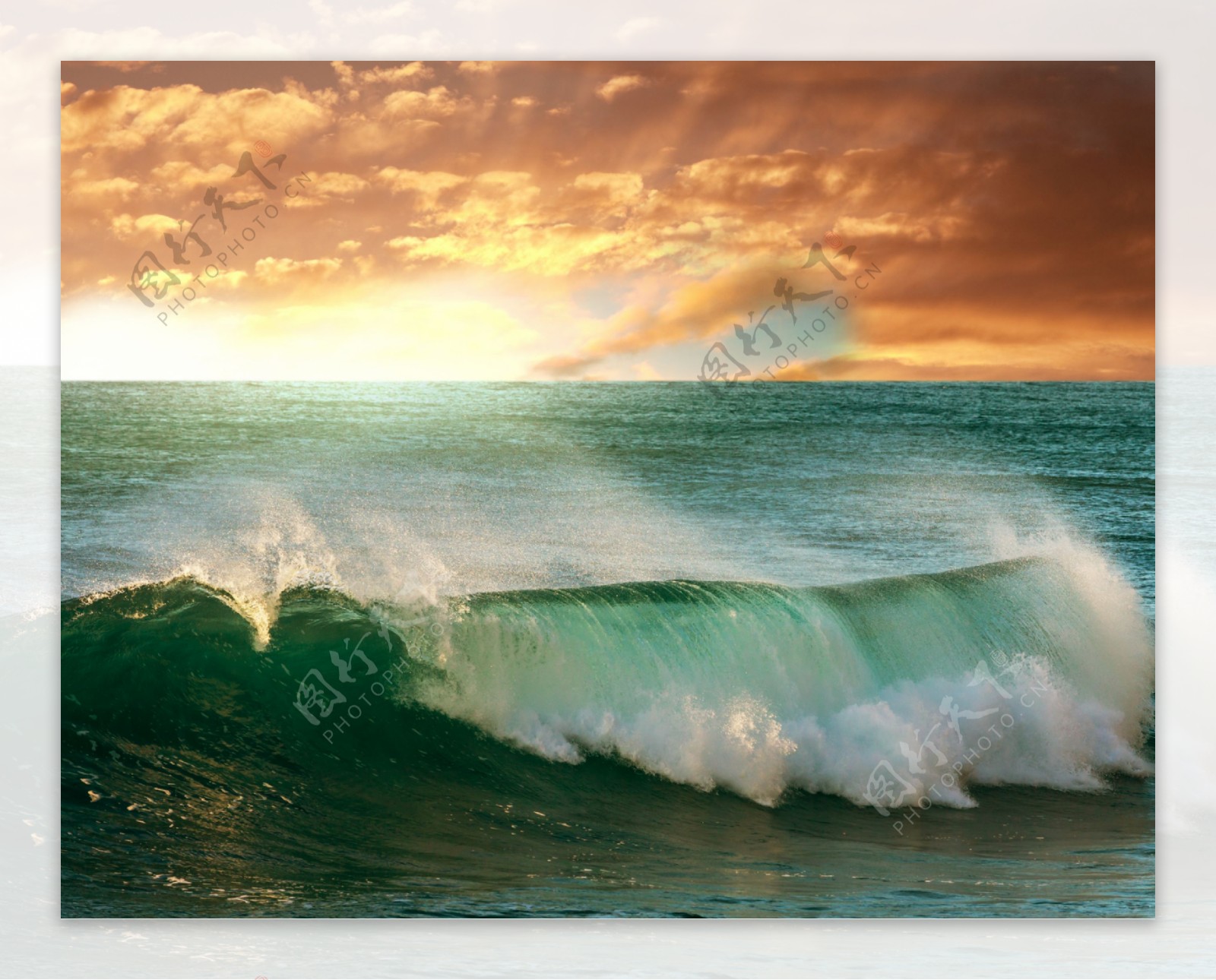 夕阳涨潮的海水图片