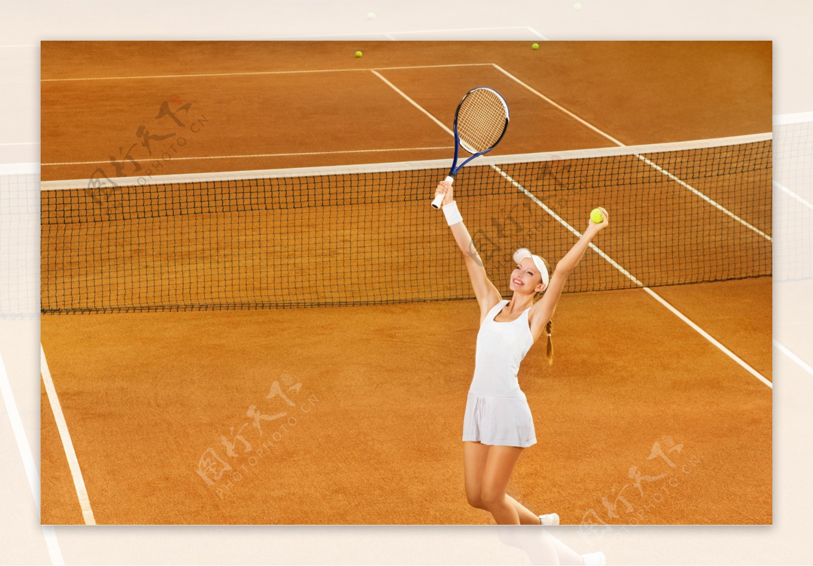 举起球拍和网球的美女图片