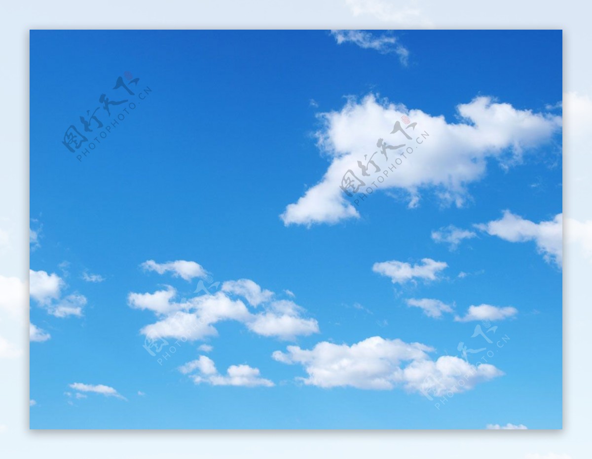 蓝天里的云朵图片