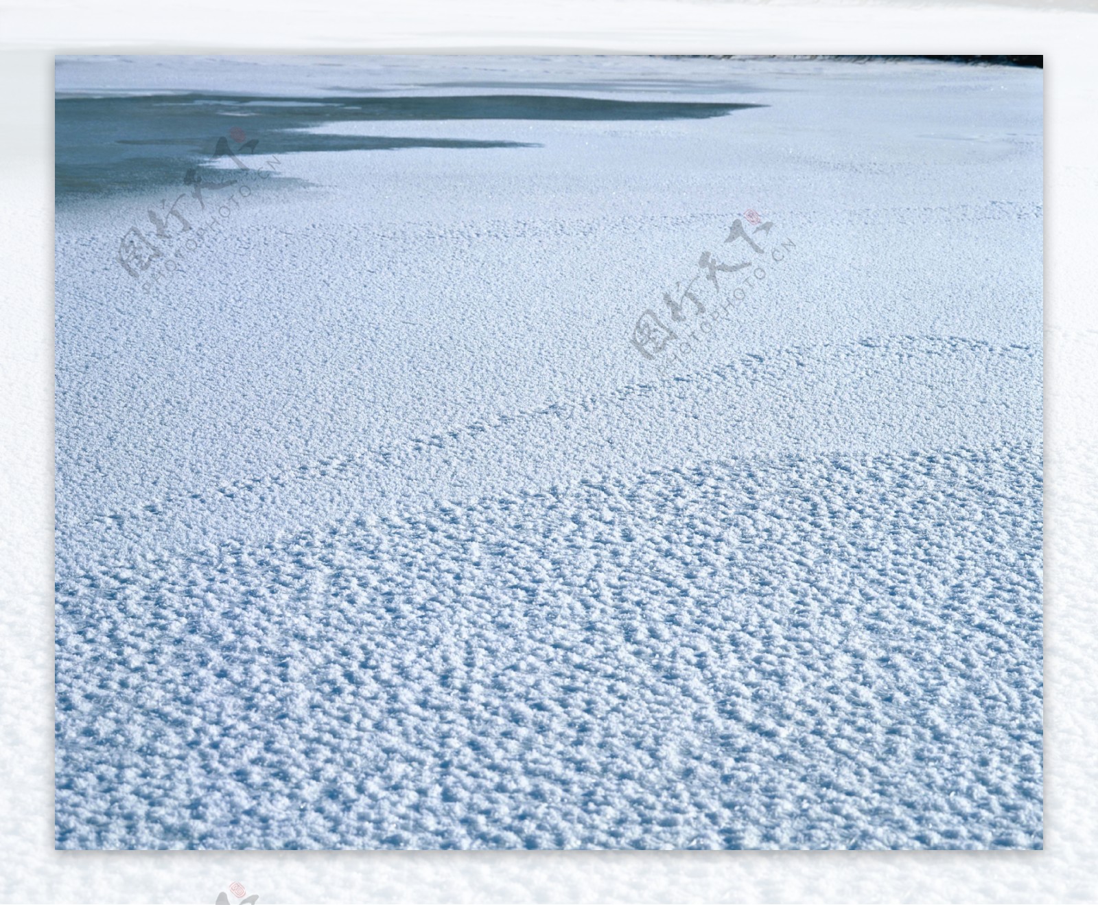 冰冻的河水特写图片
