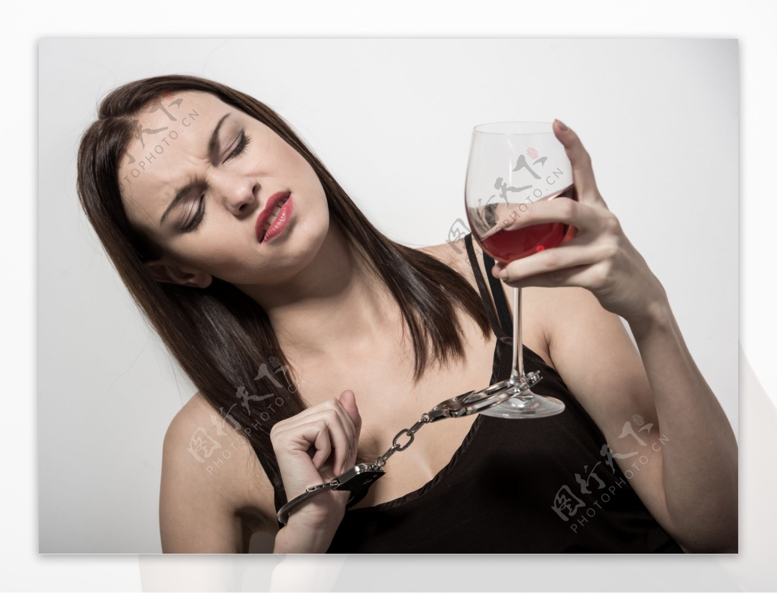 喝红酒铐住的女人图片