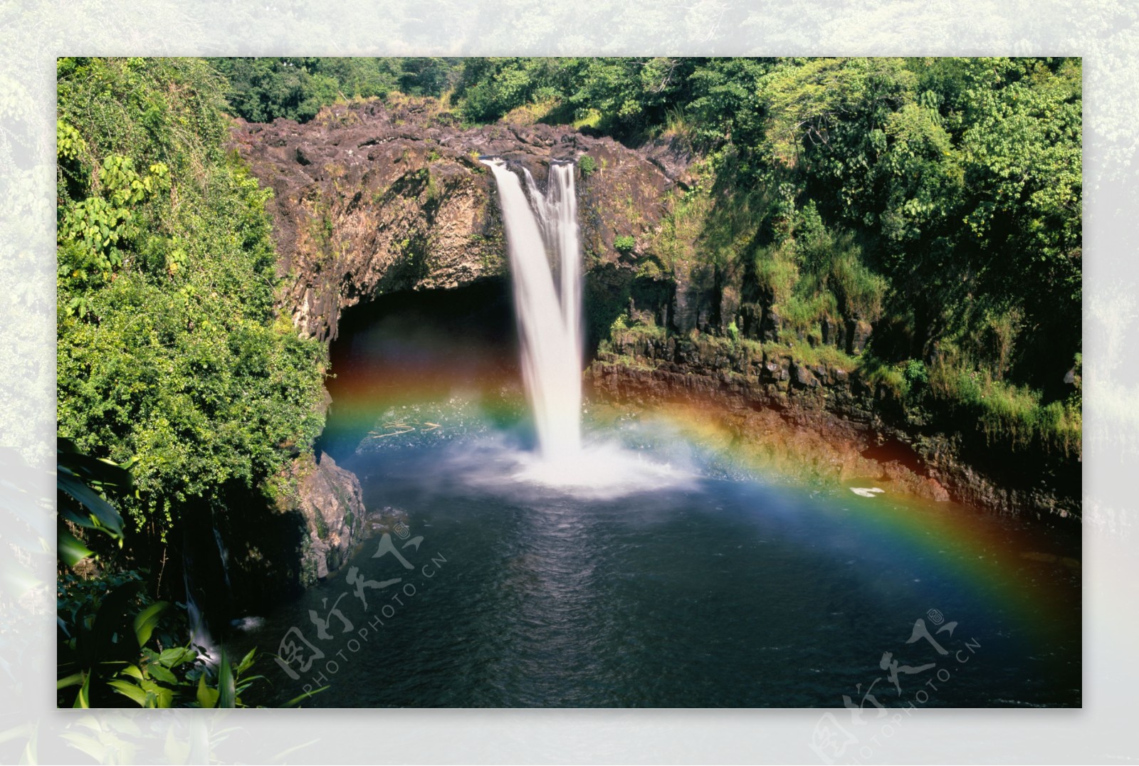 山间瀑布中的彩虹图片