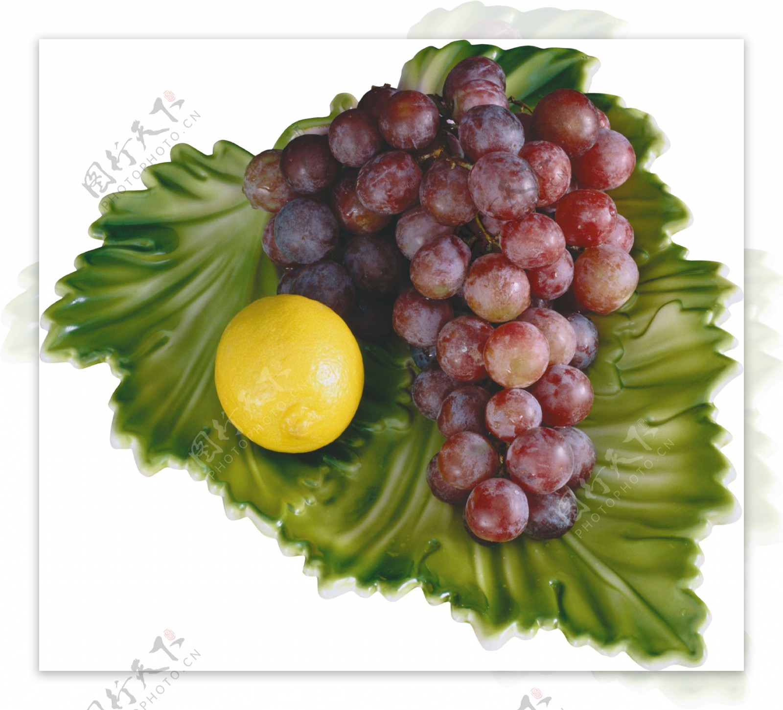 绿叶盘子上的葡萄图片