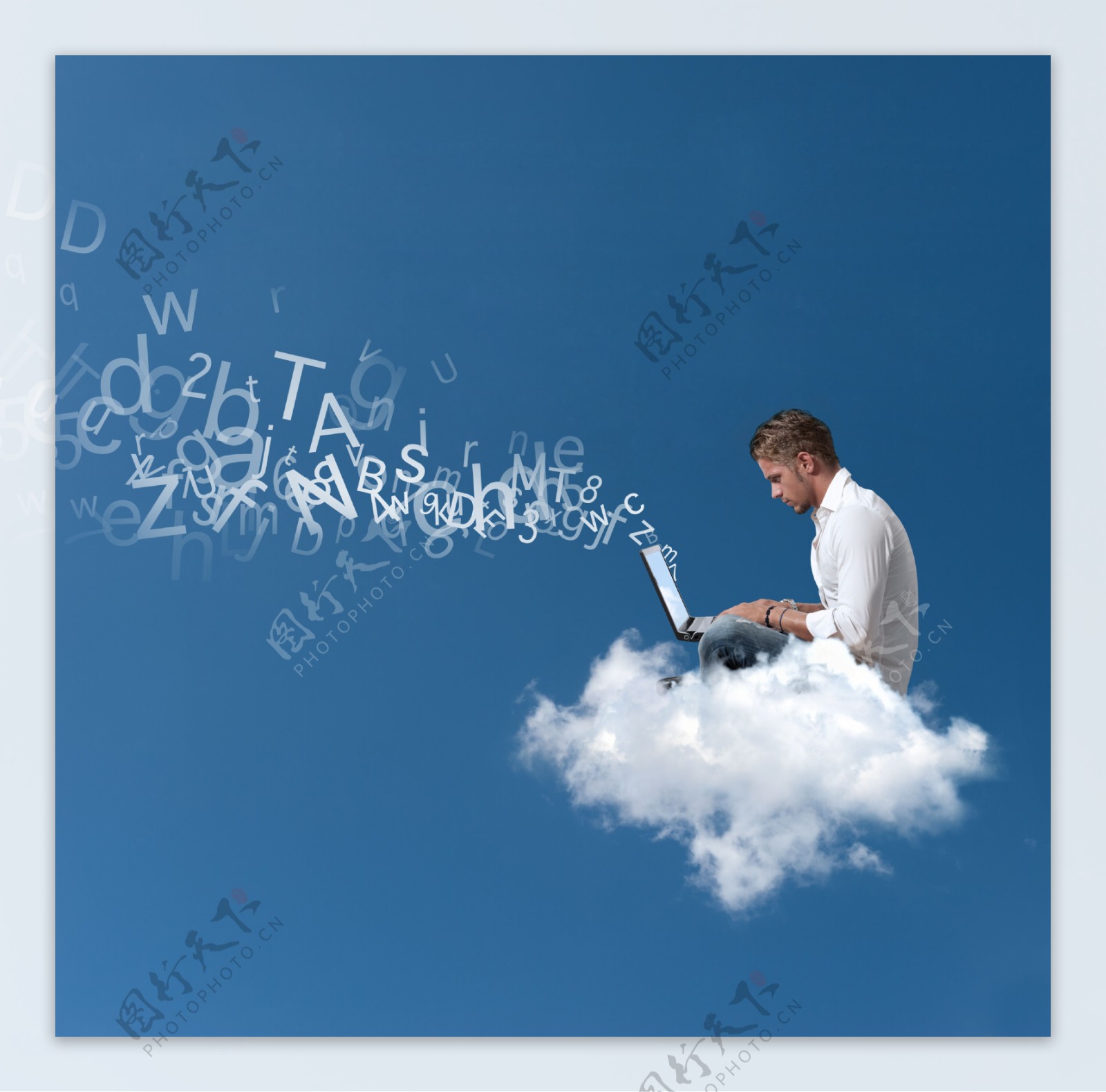 坐在天空中的白云上玩电脑的外国男人图片