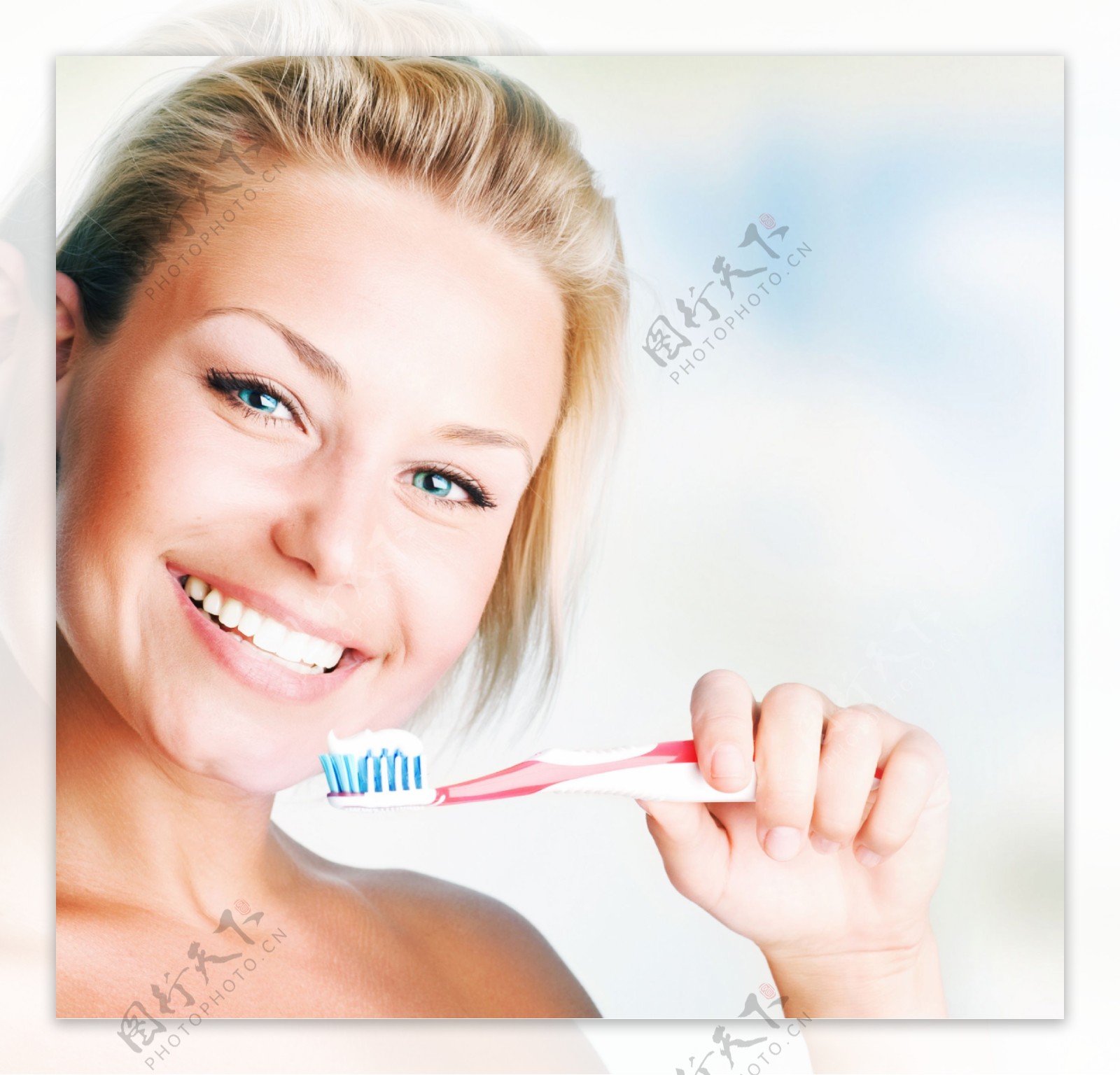 拿着牙刷刷牙的美女图片