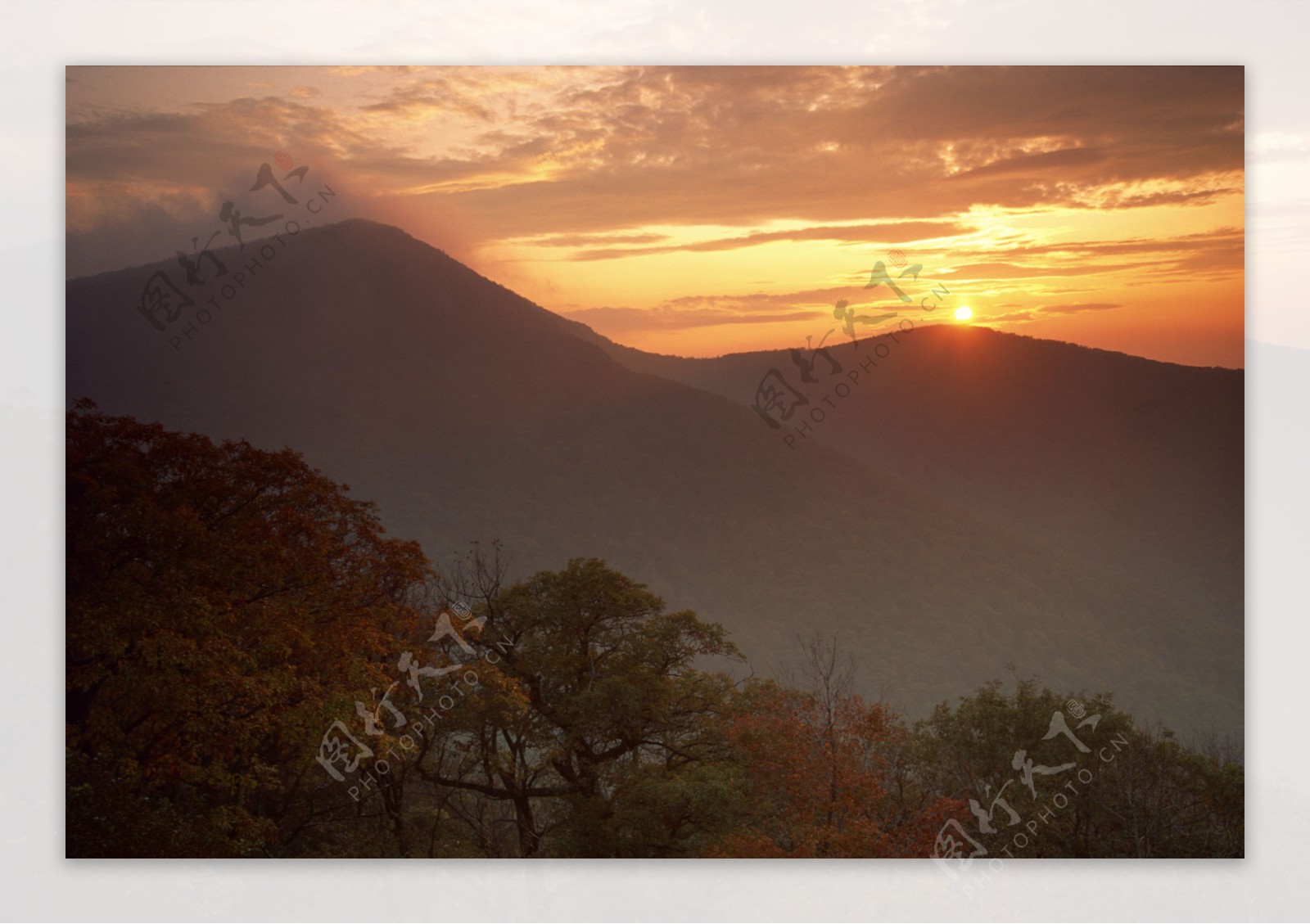 黄昏时的山峰美景图片