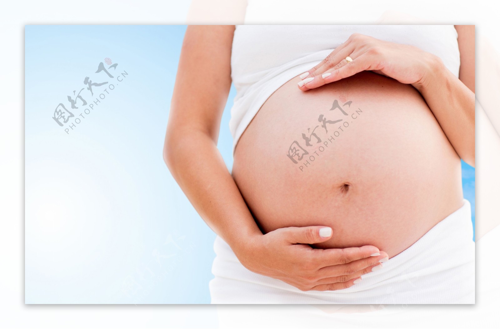 摸着肚子的孕妇图片
