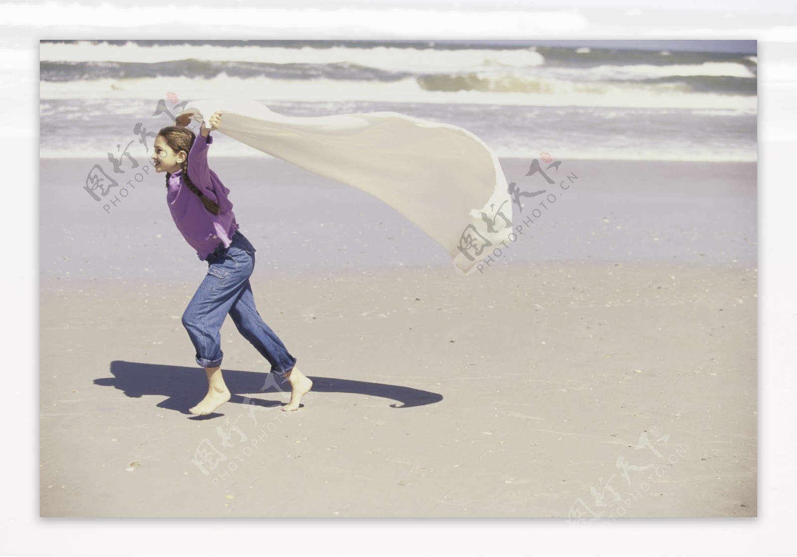 奔跑在沙滩上的小女孩图片