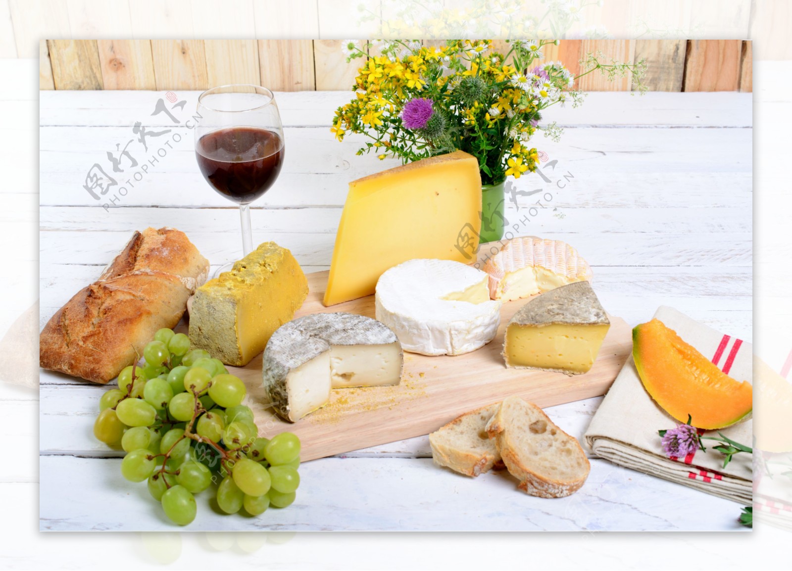 案板上的奶酪与葡萄图片