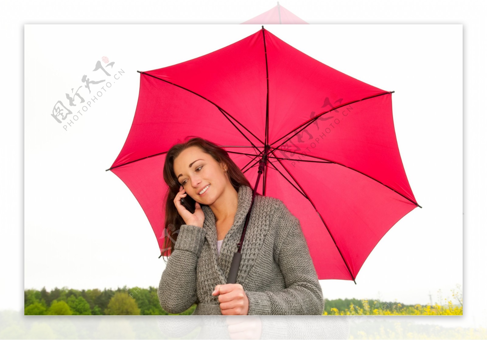 打伞的时尚美女图片