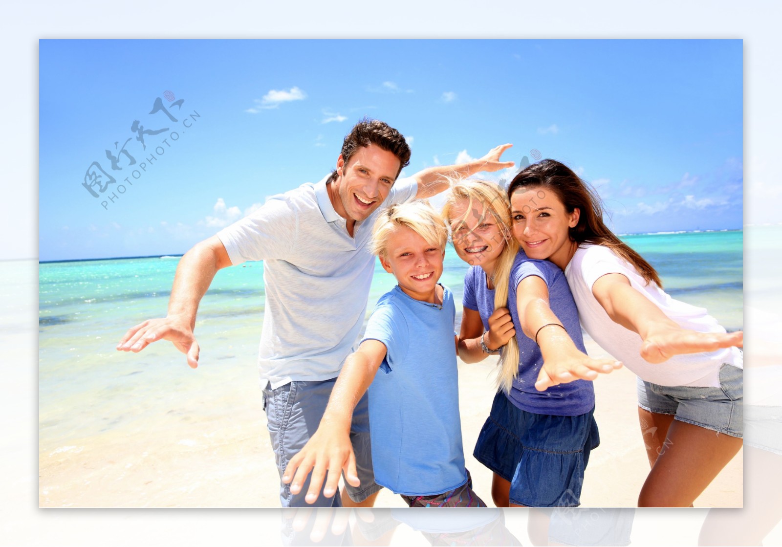 沙滩上的家庭人物摄影图片
