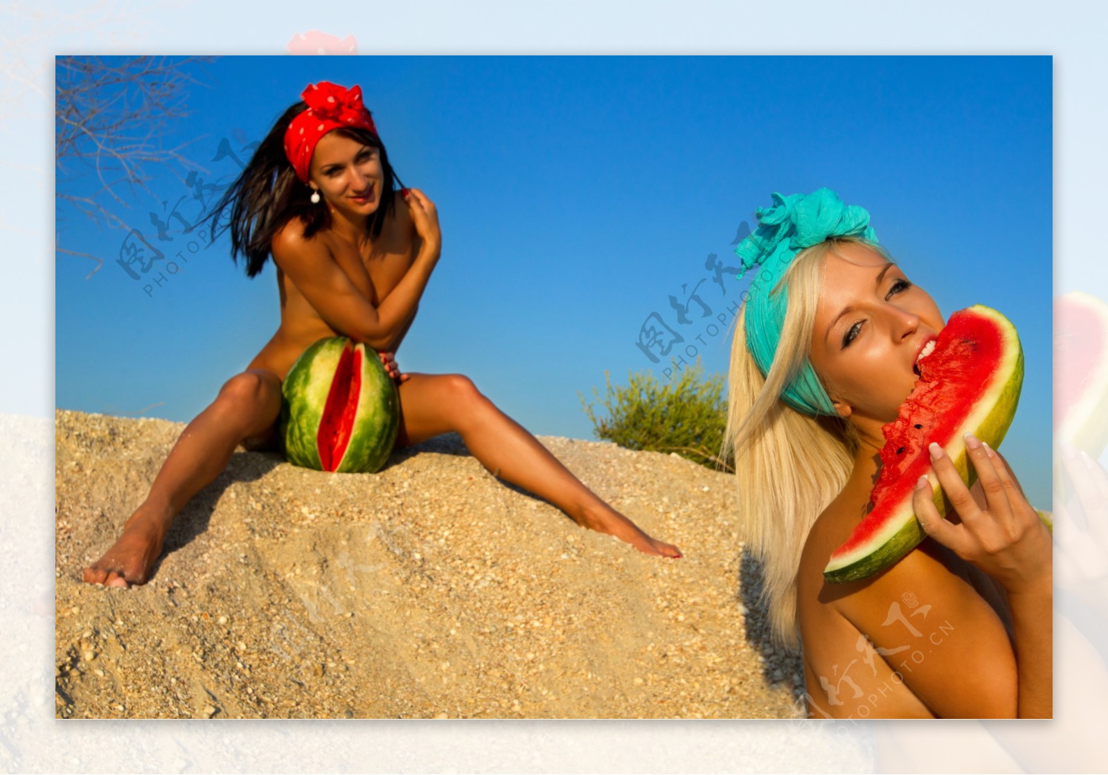 沙滩上吃西瓜的两个美女图片