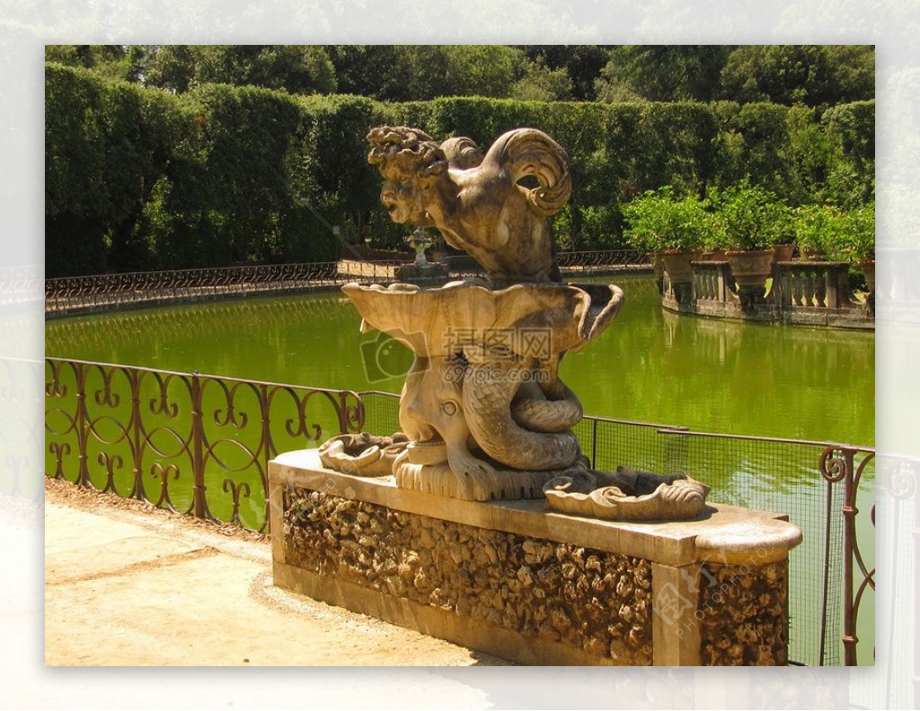 池塘边的海王星雕像