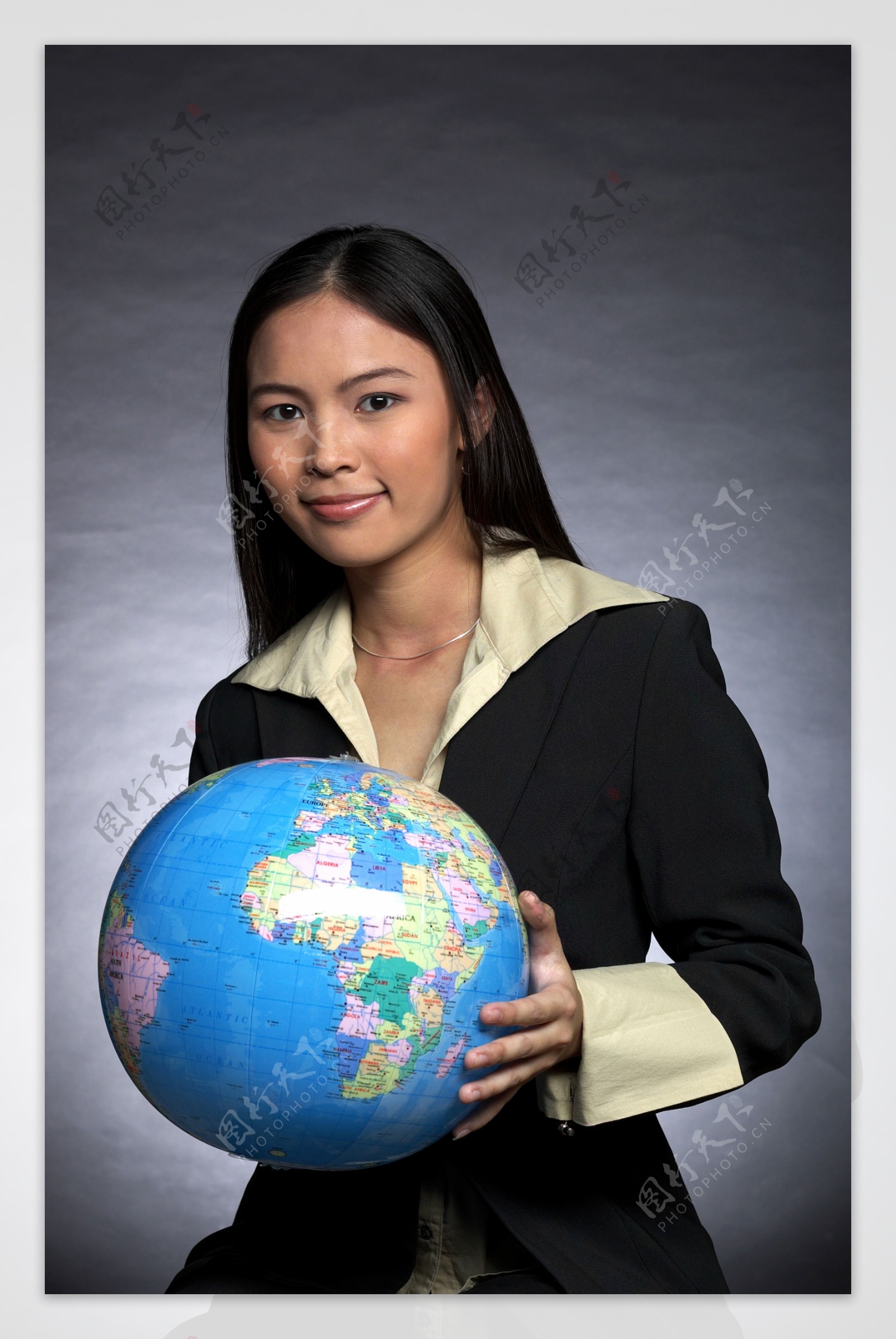 拿着地球仪的商务女人图片