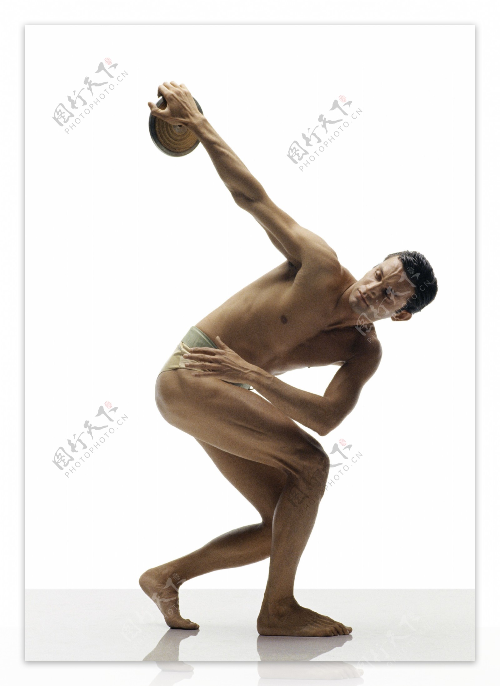 掷铁饼的外国男性运动员图片