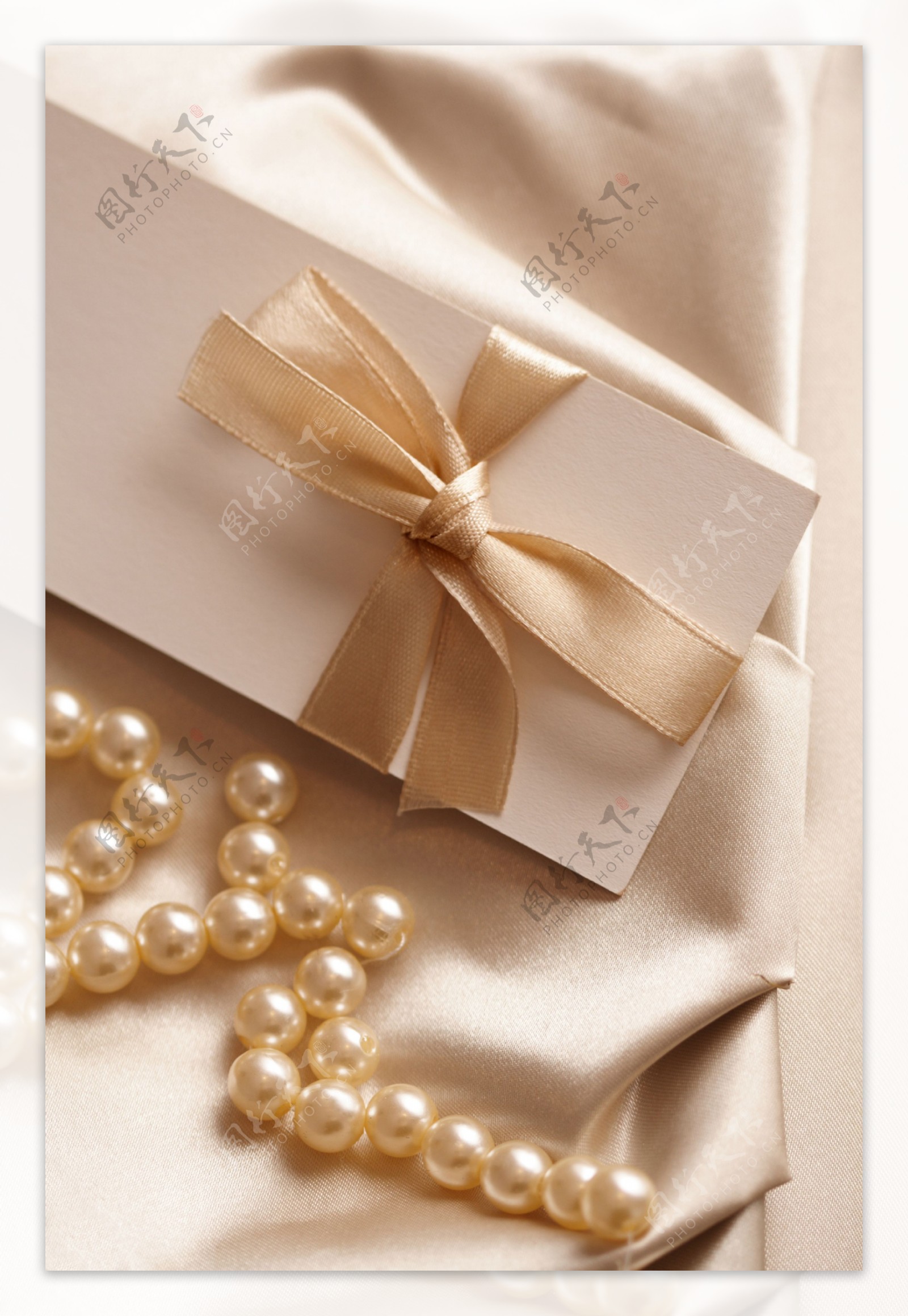 婚礼贺卡与珍珠项链