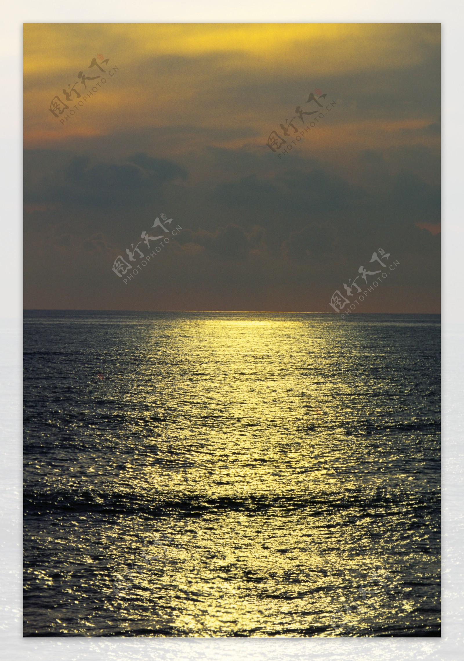 黄昏时的海平面图片
