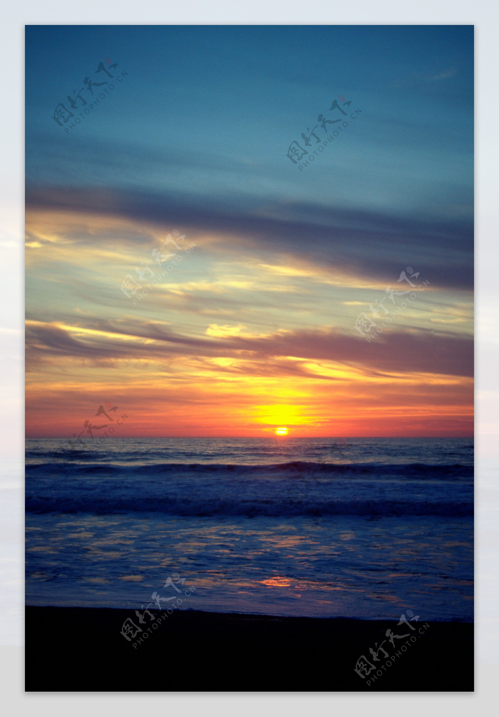 黄昏落日的海平面图片