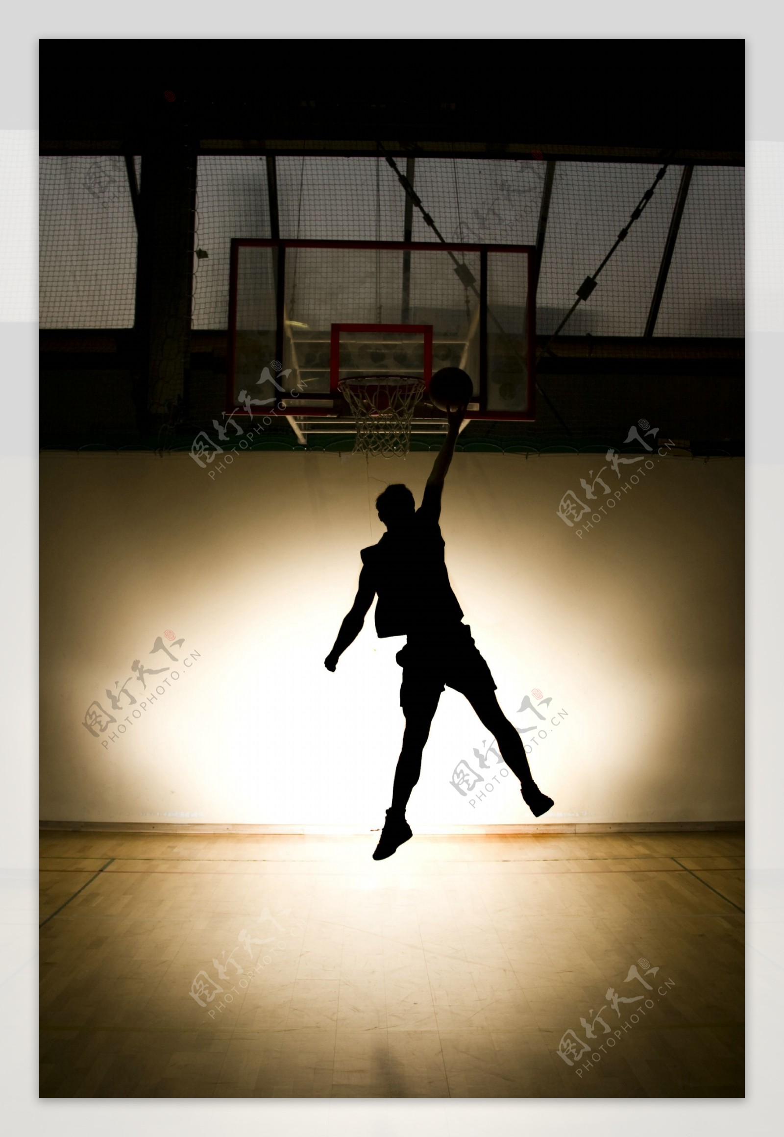 扣篮的篮球运动员图片
