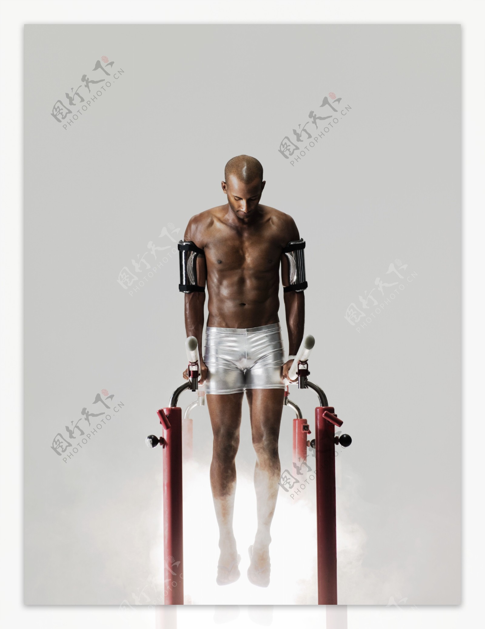 双杠上练体操的男运动员图片