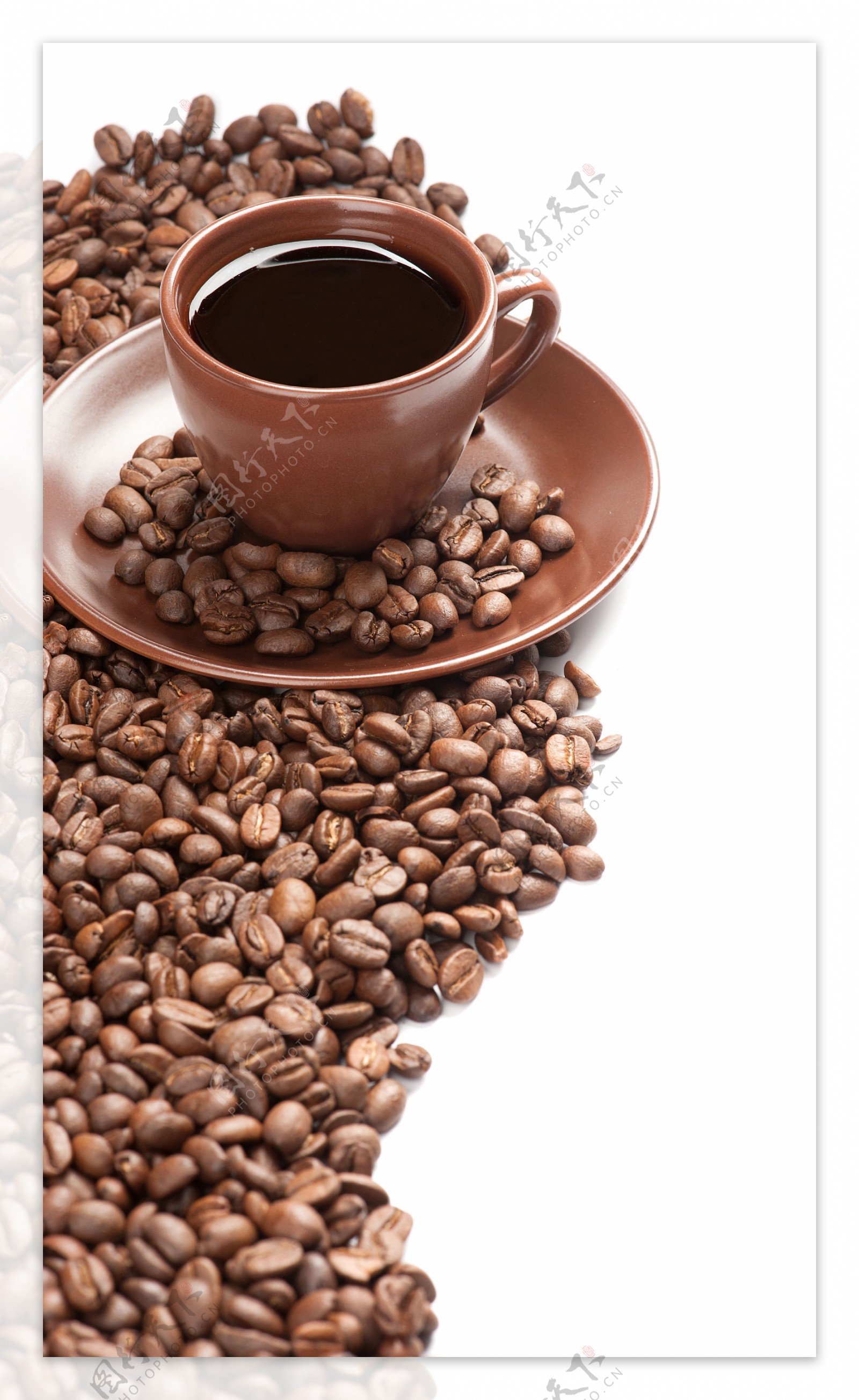 盘里的咖啡豆与咖啡图片