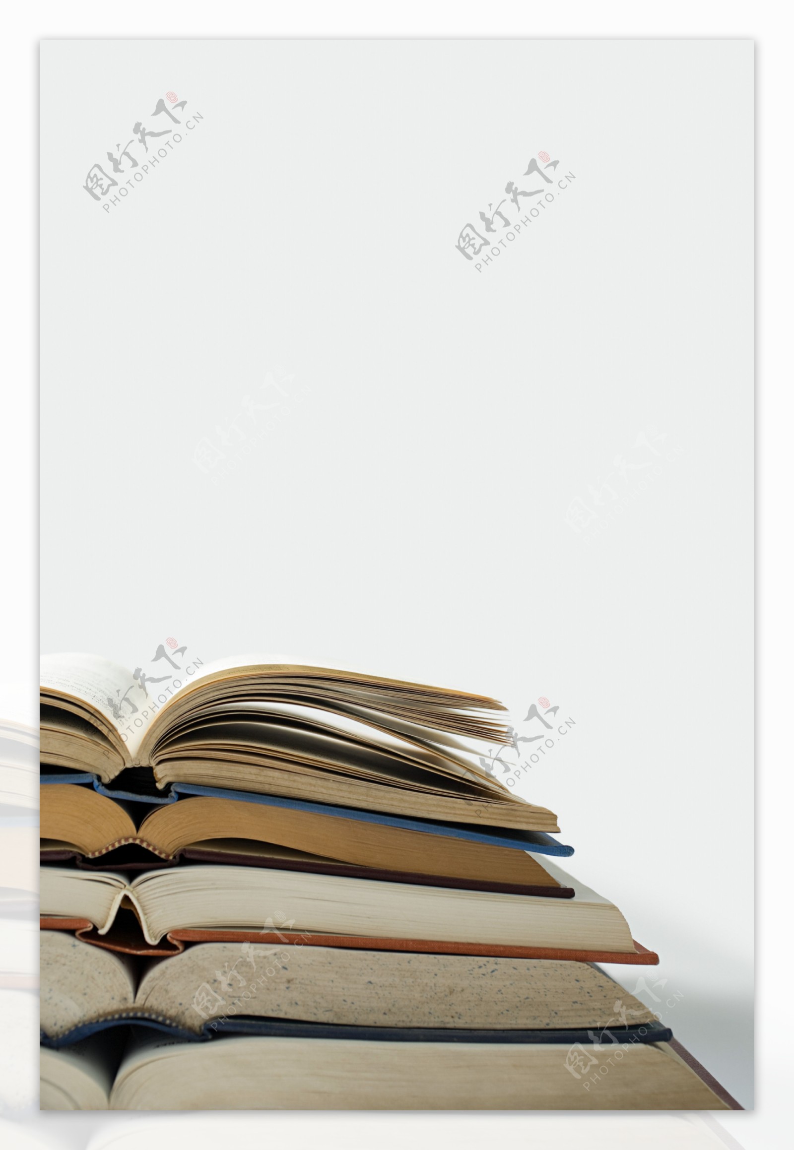 翻开的书籍摞在一起图片