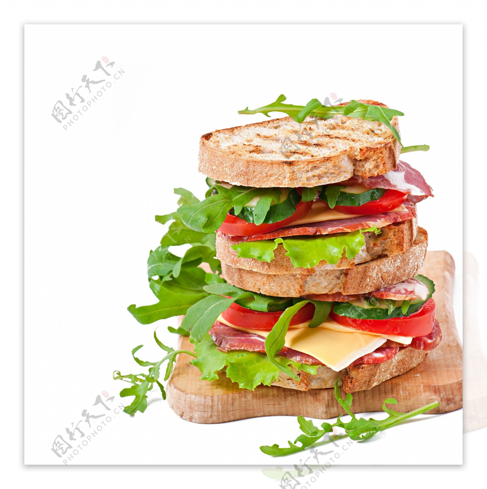 菜板上的蔬菜三明治图片