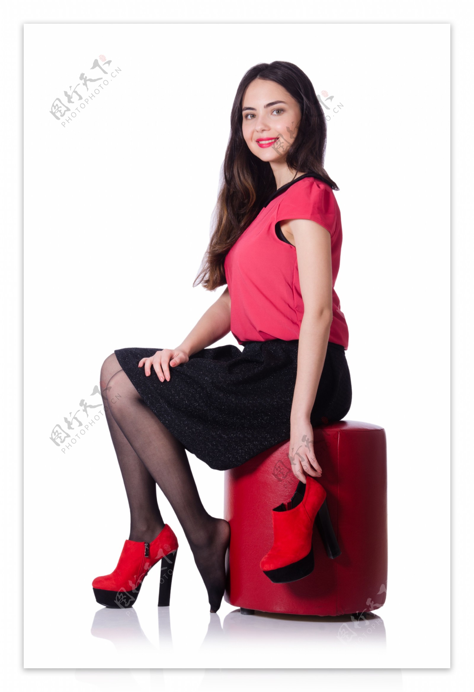 坐在红色凳子上的女人图片